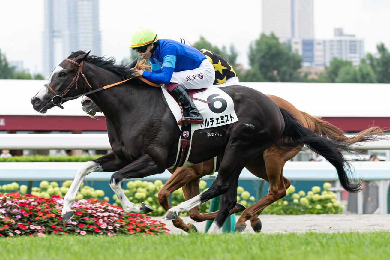 札幌5R、デビュー戦を制したドルチェミストと横山武騎手（撮影・村野早祐）