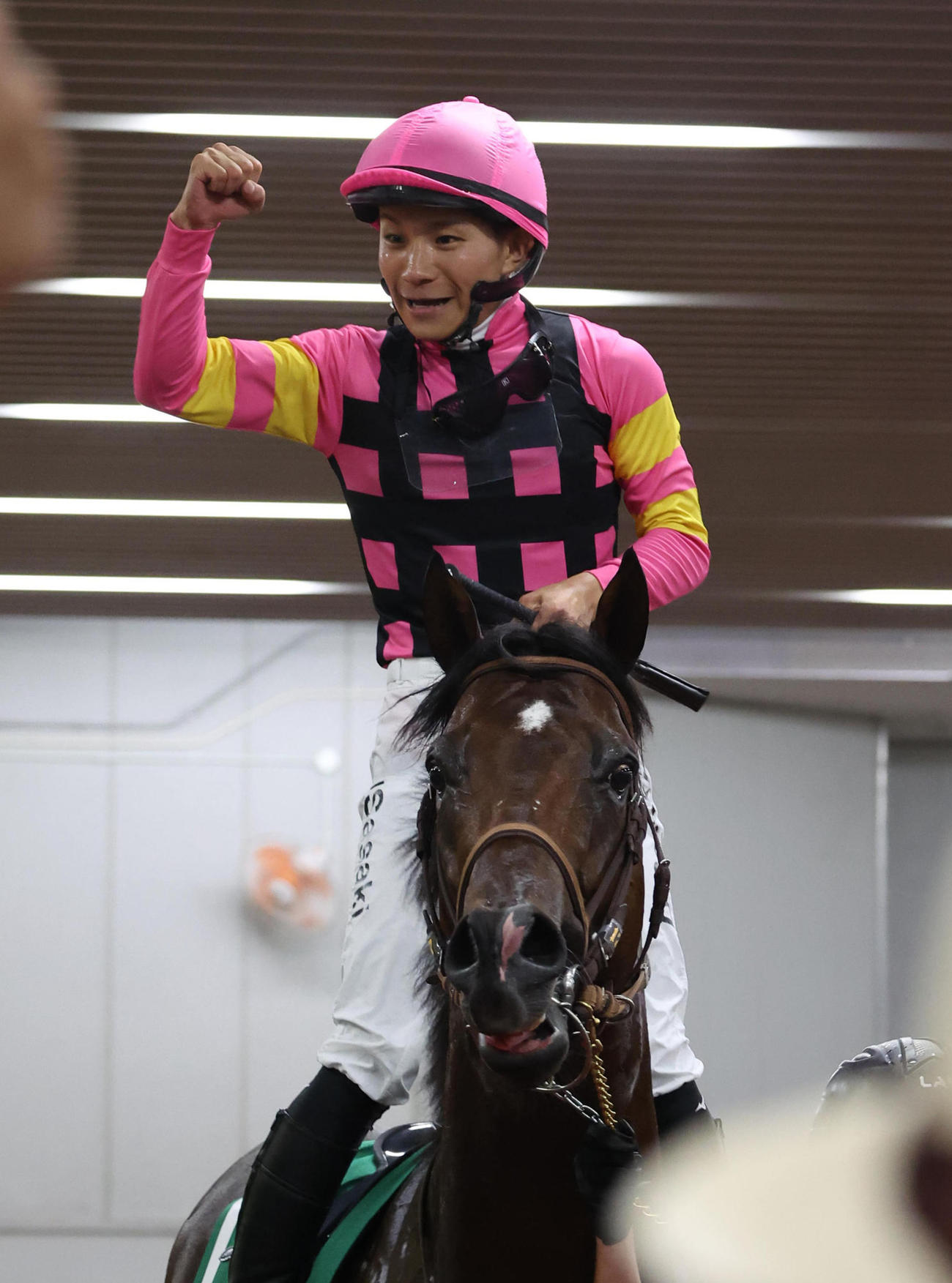 中京7R、インビジブルパパでCBC賞を制してガッツポーズで引き揚げる佐々木騎手（撮影・白石智彦）