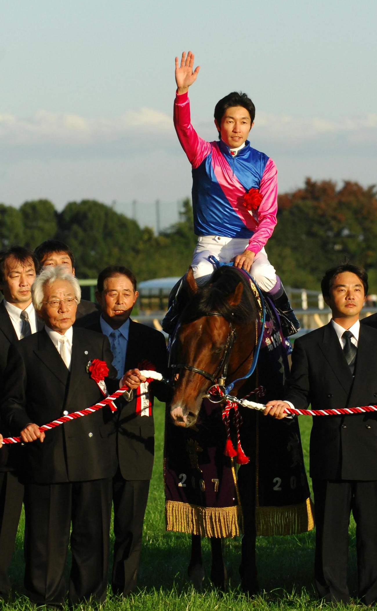 07年天皇賞（秋）を制したメイショウサムソンと武豊騎手。左下が松本好雄オーナー