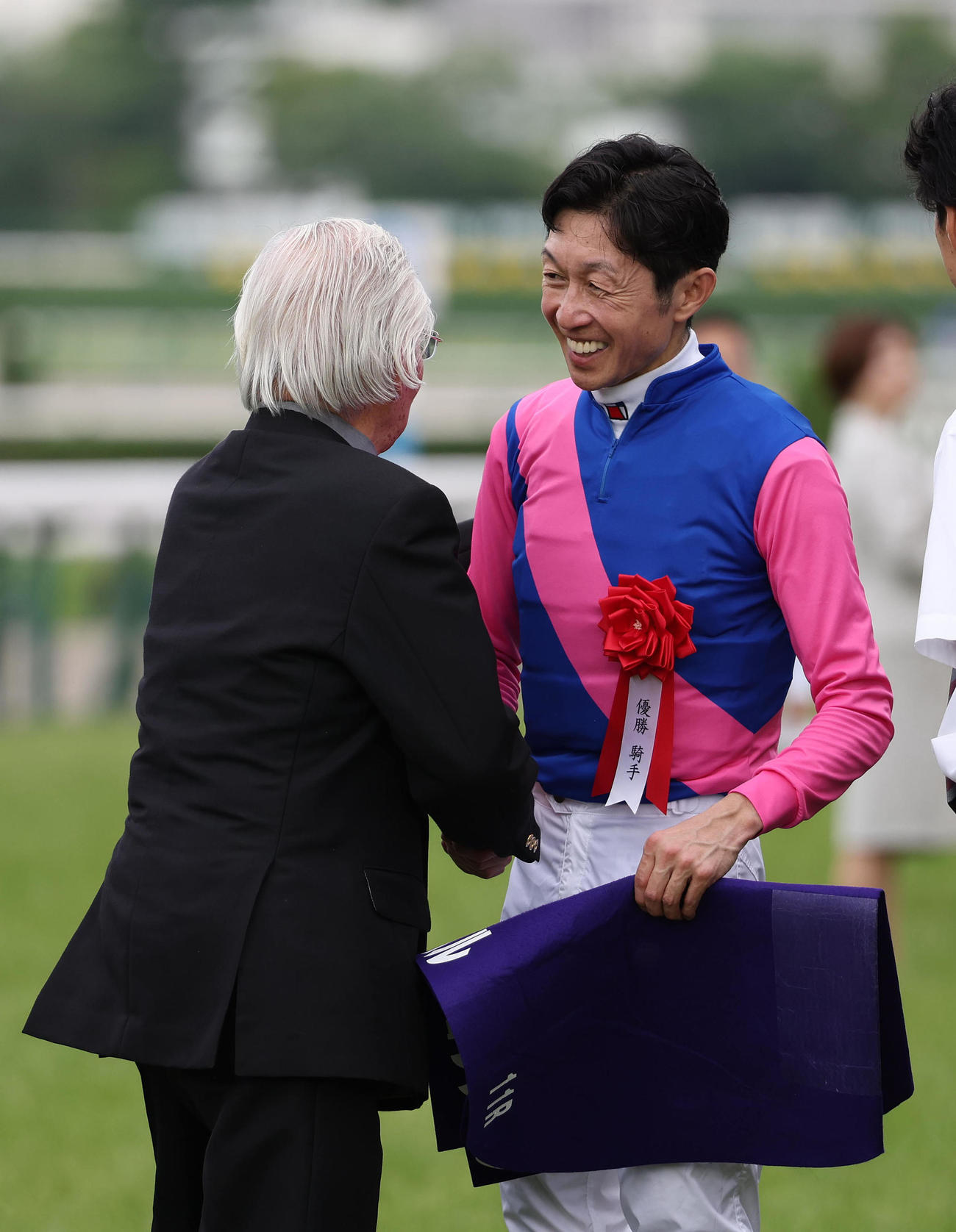 宝塚記念をメイショウタバルで制し、握手する松本好雄オーナーと武豊騎手（2025年6月15日撮影）