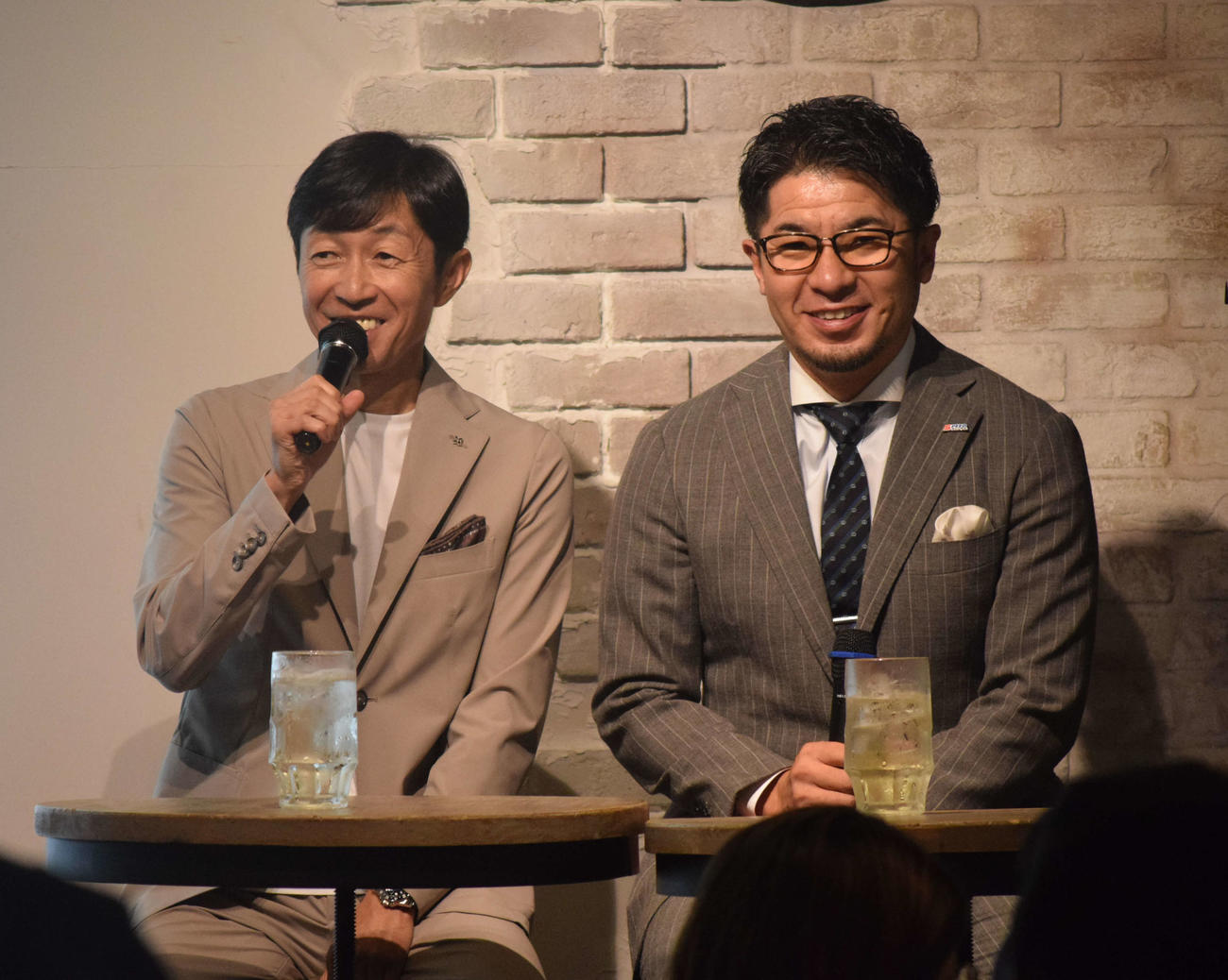 第68回G1オールスター競輪in函館競輪場特別企画のトークショーに参加した武豊騎手（左）と元競輪選手の村上義弘氏