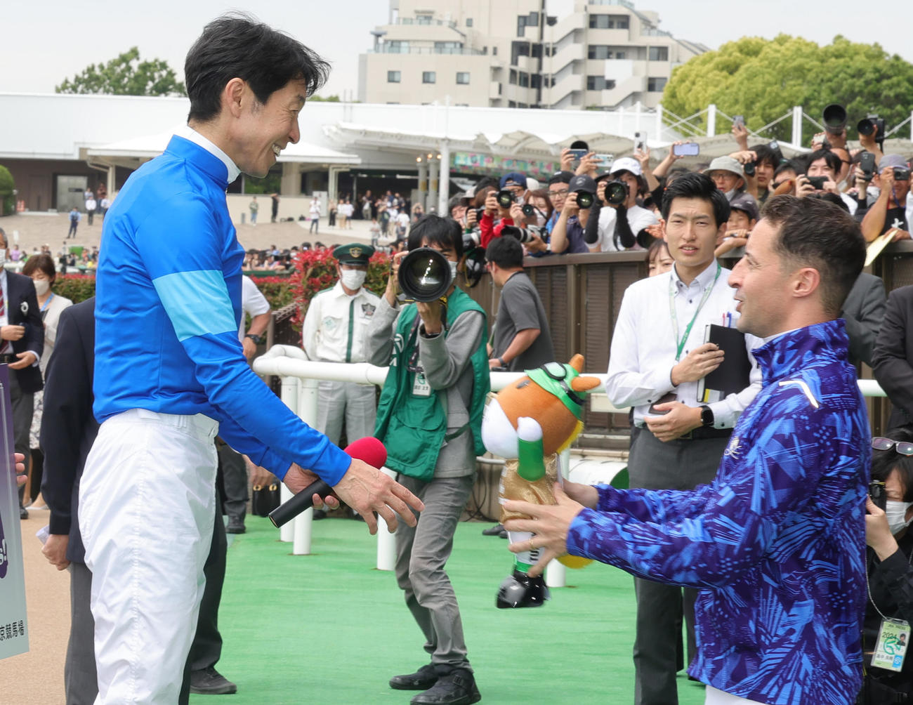 JRA通算4500勝を達成し、ルメール騎手（右）から祝福される武豊騎手（2024年5月12日撮影）