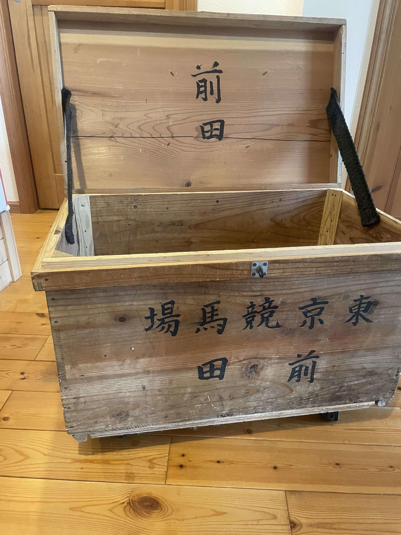 前田長吉が愛用したムチやブーツなどが入っていた木箱