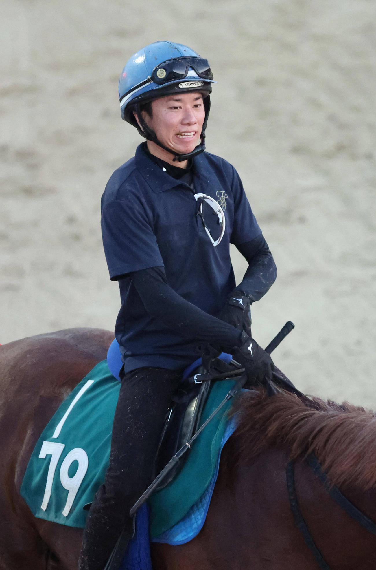 追い切り後、引き揚げる井上騎手