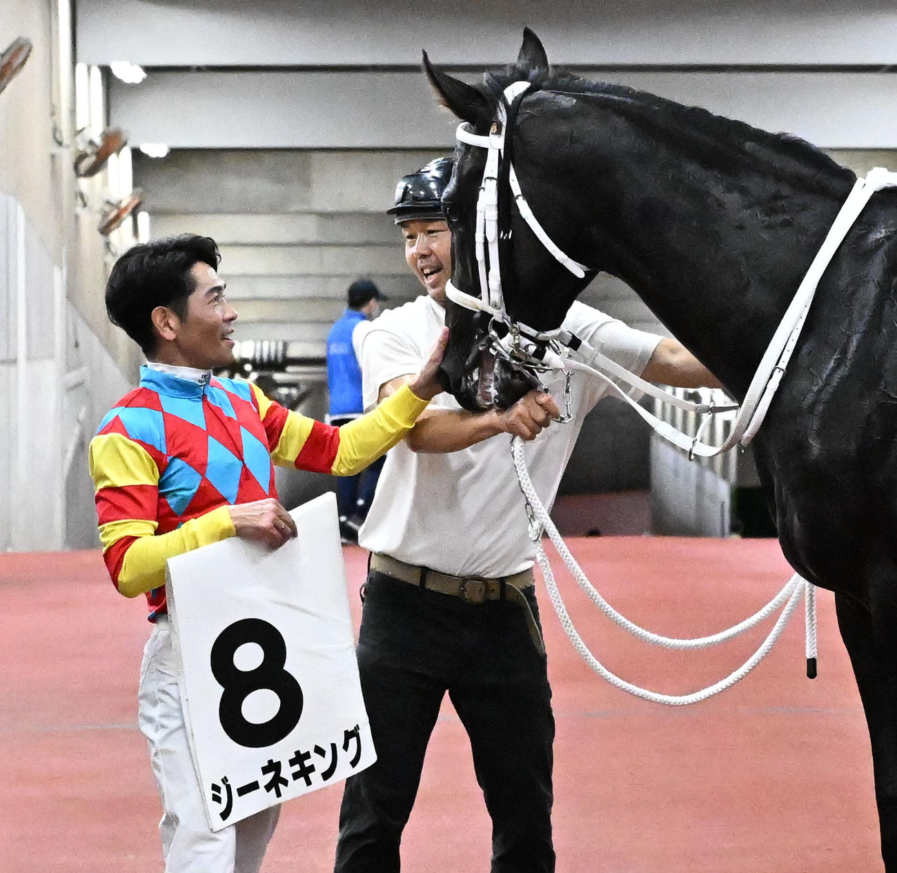 新潟1R、2歳未勝利戦を制し、ジーネキングをねぎらう戸崎騎手（撮影・千葉一成）
