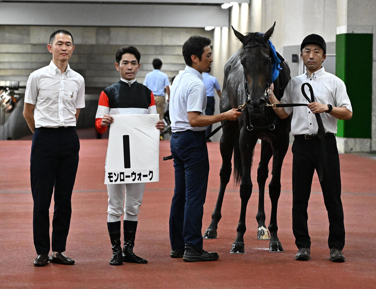 新潟4R、2歳新馬戦を制したモンローウォークの口取りをする戸崎騎手と木村師（左端）（撮影・千葉一成）
