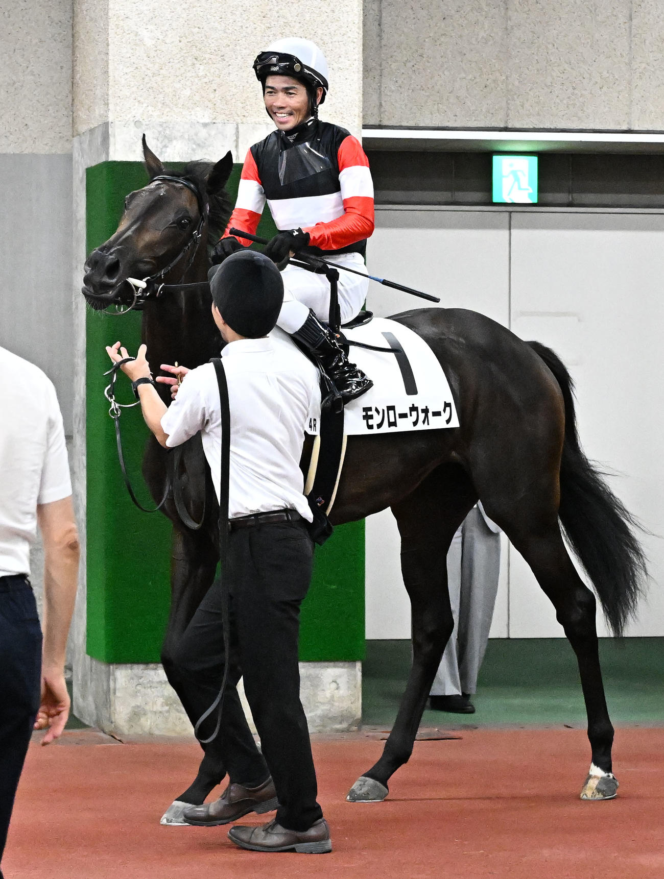 新潟4R、2歳新馬戦を制したモンローウォークと戸崎騎手（撮影・千葉一成）