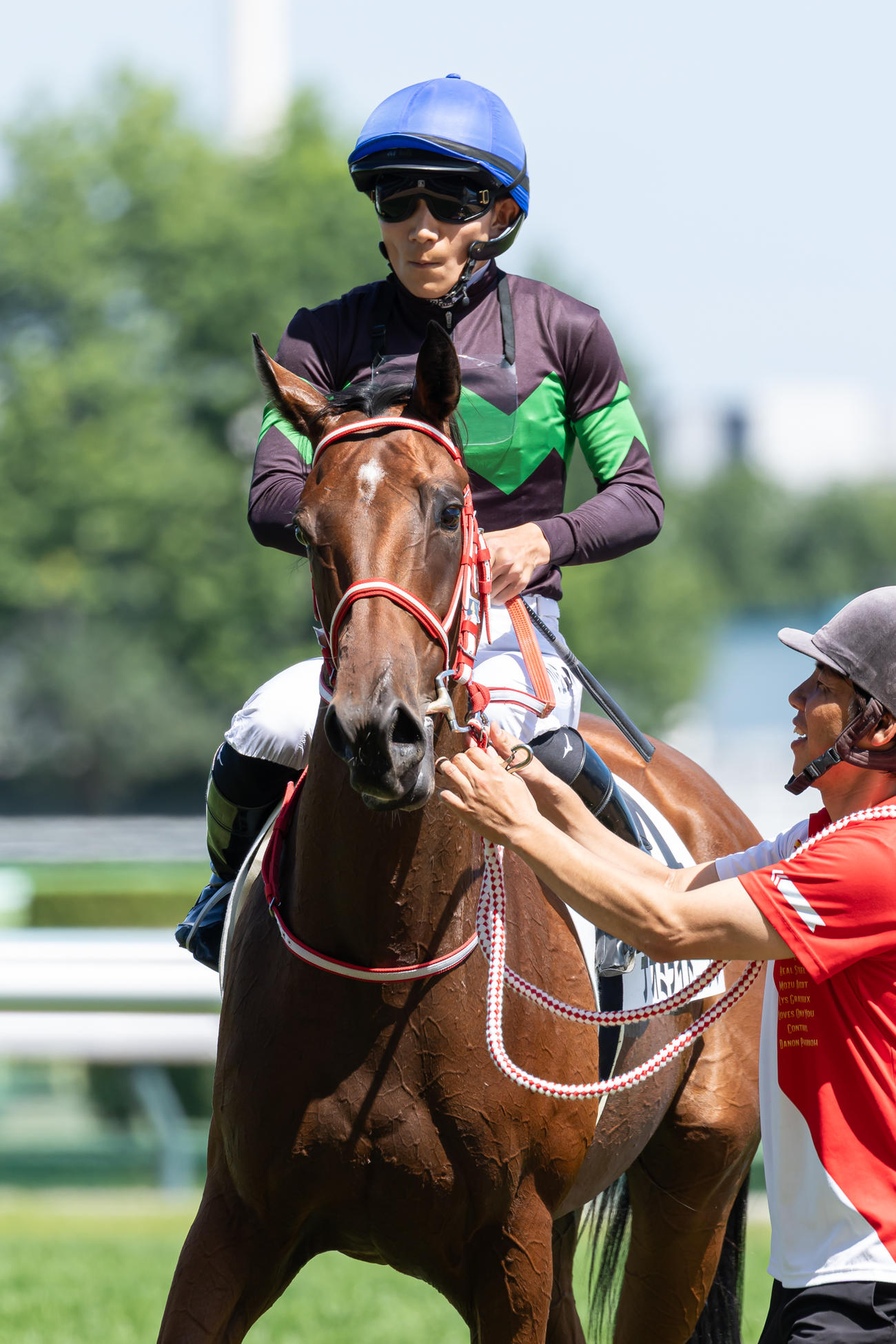 札幌5R、デビュー戦を制したナオミライトニングと佐々木騎手（撮影・村野早祐）