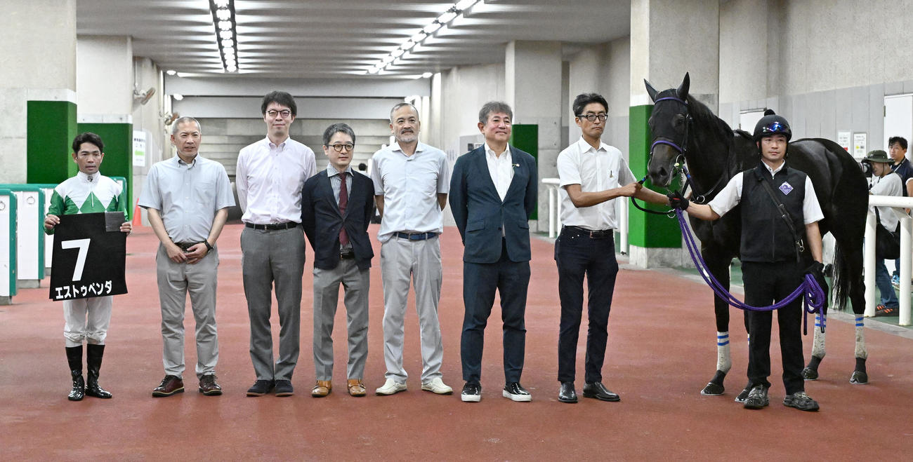 中郷特別を制したエストゥペンダの口取りをする戸崎騎手と高柳瑞師（右から2人目）（撮影・千葉一成）