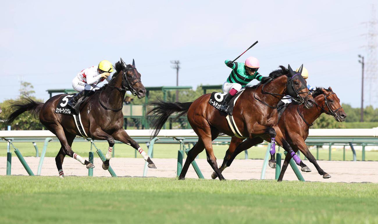 中京7R、逃げ切って高山Sを制したバールデュヴァン（中央）（撮影・白石智彦）