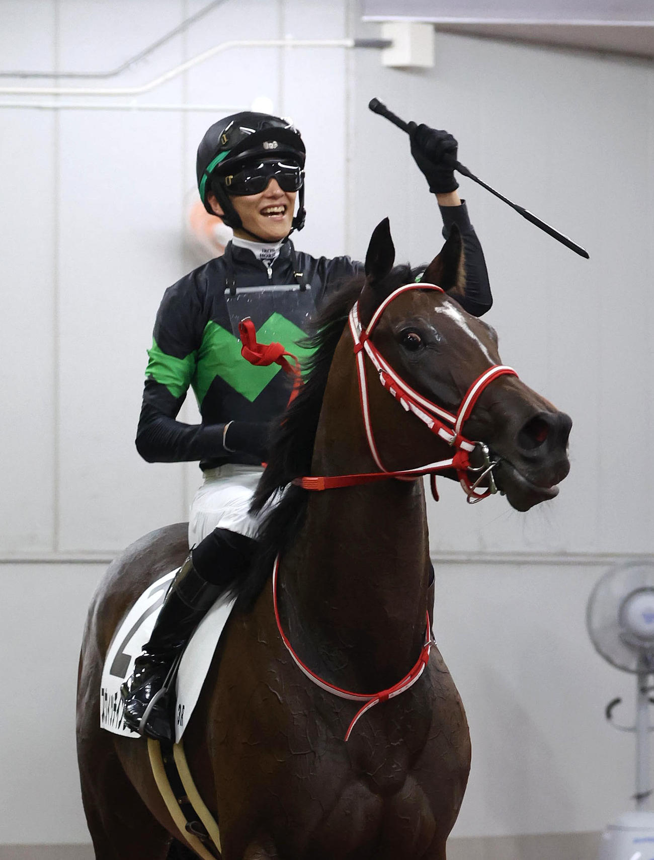 中京3R、スウィッチインラヴで新馬戦を制してガッツポーズで引き揚げる坂井瑠星騎手（撮影・白石智彦）