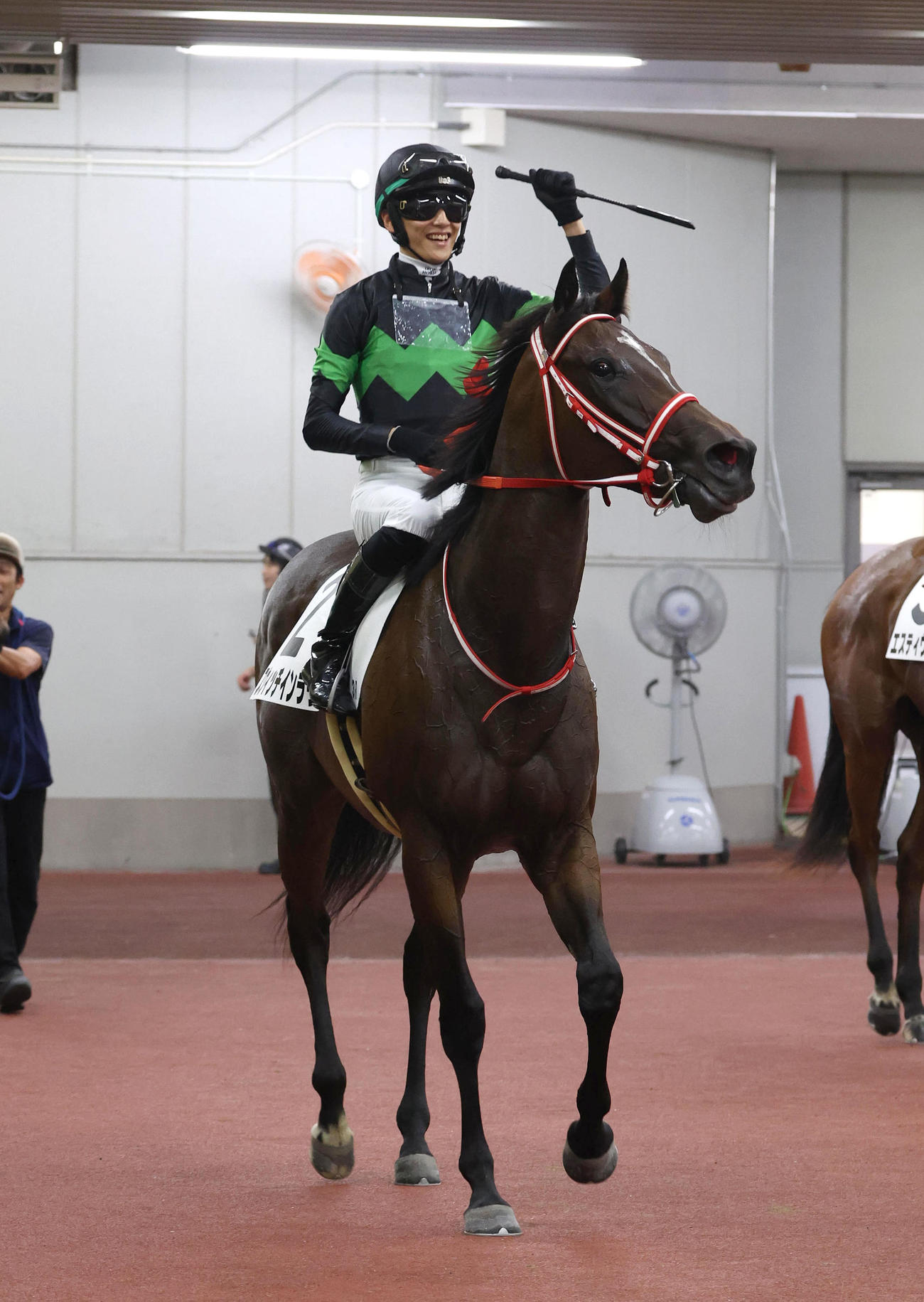 中京3R、スウィッチインラヴで新馬戦を制してガッツポーズで引き揚げる坂井瑠星騎手（撮影・白石智彦）