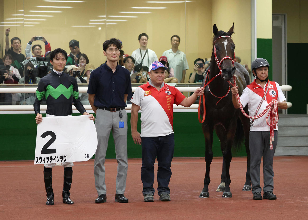 中京3R、新馬戦を制したスウィッチインラヴと口取りに並ぶ坂井騎手（左）（撮影・白石智彦）
