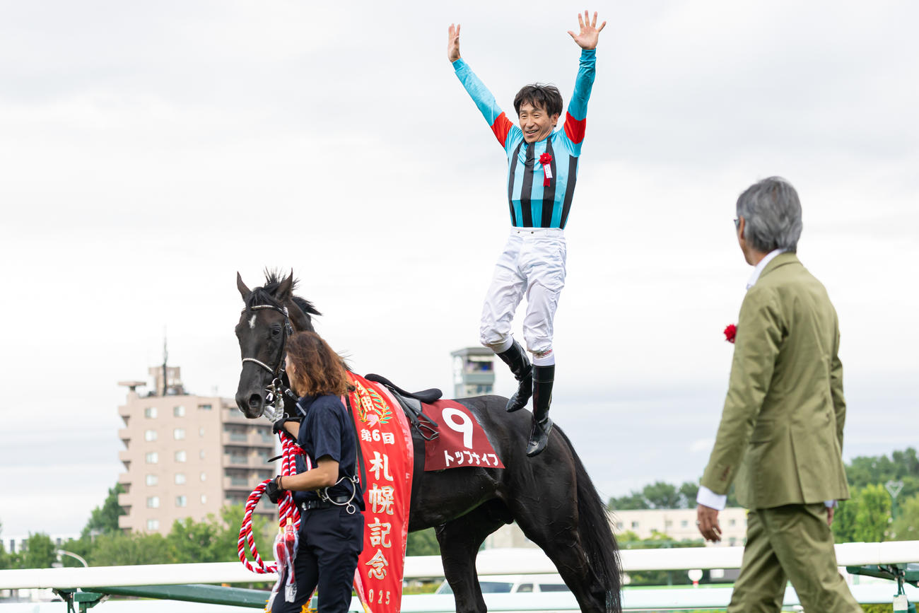 トップナイフの馬上からジャンプする横山典騎手（撮影・村野早祐）