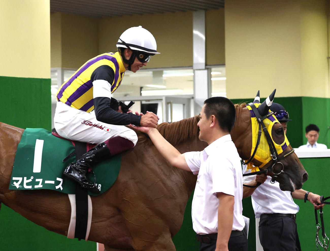 マピュースで中京記念を制して和田勇師（右）と握手する横山武騎手（撮影・白石智彦）