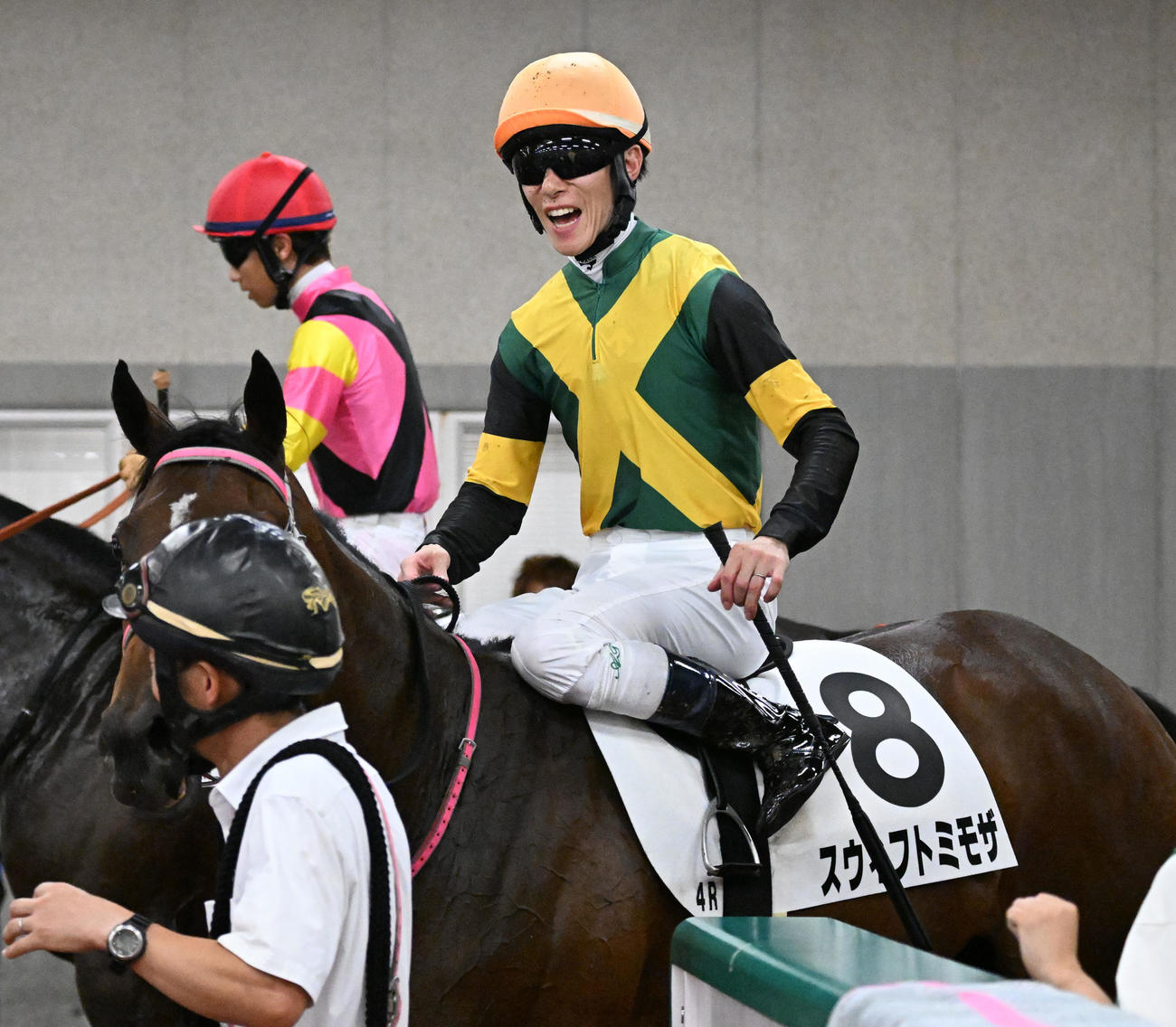 2歳新馬戦を制したスウィフトミモザと津村騎手（撮影・千葉一成）