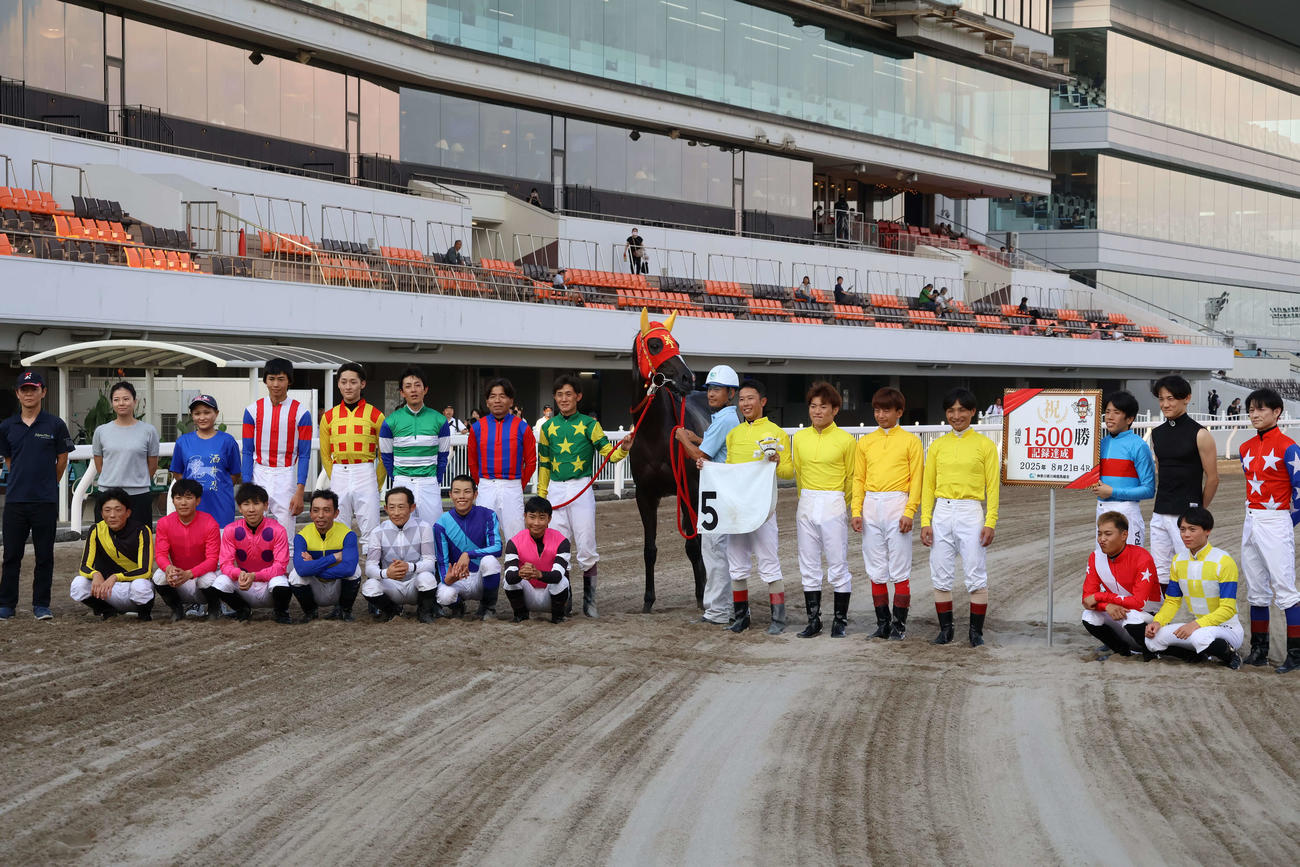 川崎4Rをルチェッタで勝ち地方競馬通算1500勝を達成した川崎の町田騎手（中央右）