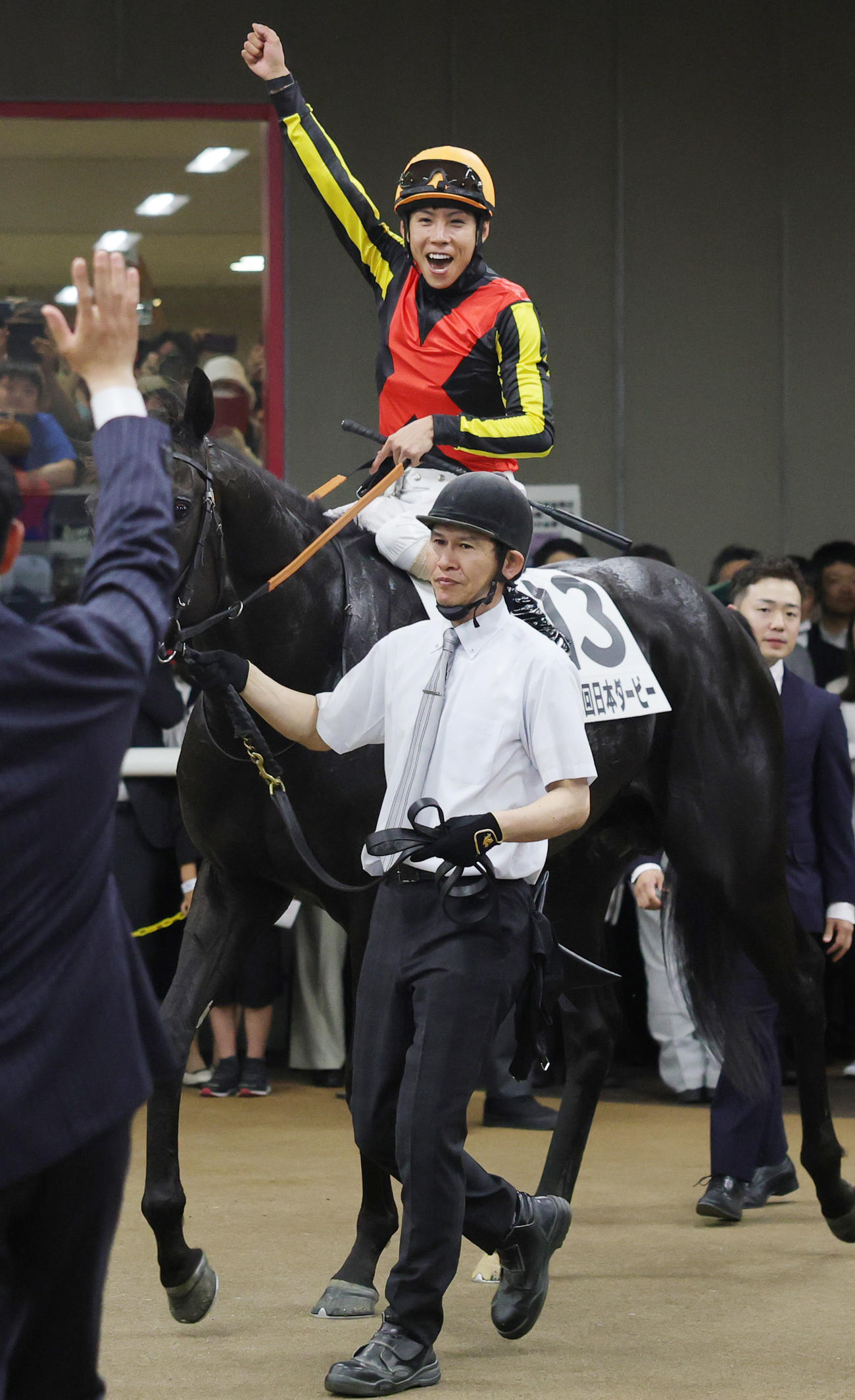 クロワデュノールでダービーを制し喜ぶ北村友一騎手