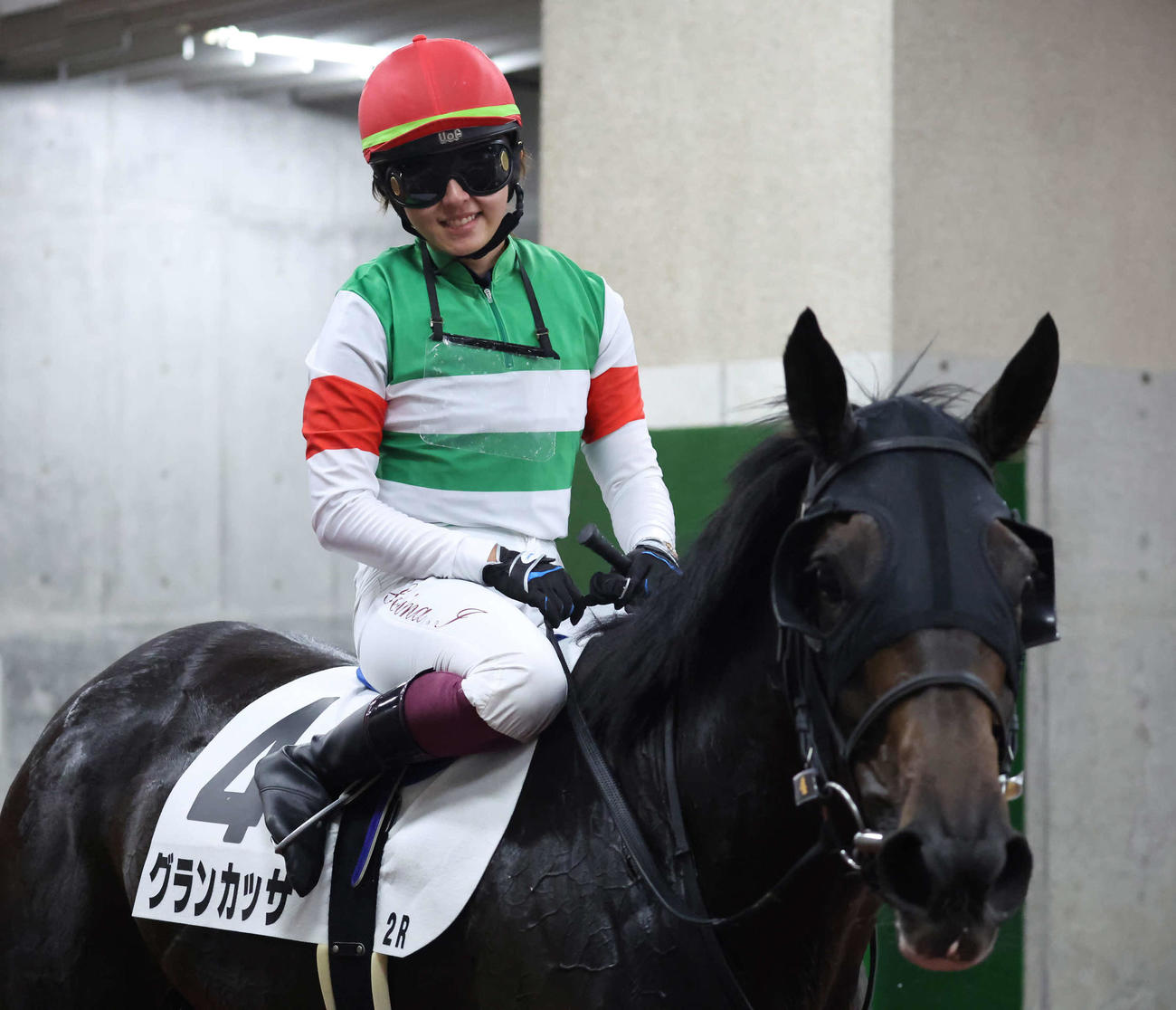 新潟2R、3歳牝馬限定の未勝利戦を逃げ切ったグランカッサと今村騎手（撮影・丹羽敏通）
