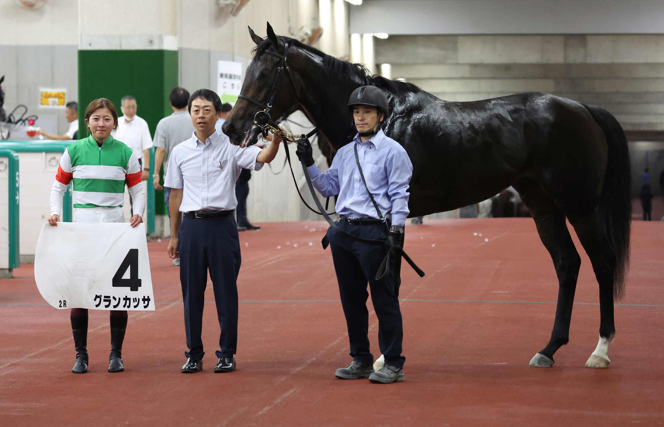 新潟2R、3歳牝馬限定の未勝利戦を制したグランカッサの口取りをする今村騎手と加藤士師（撮影・丹羽敏通）