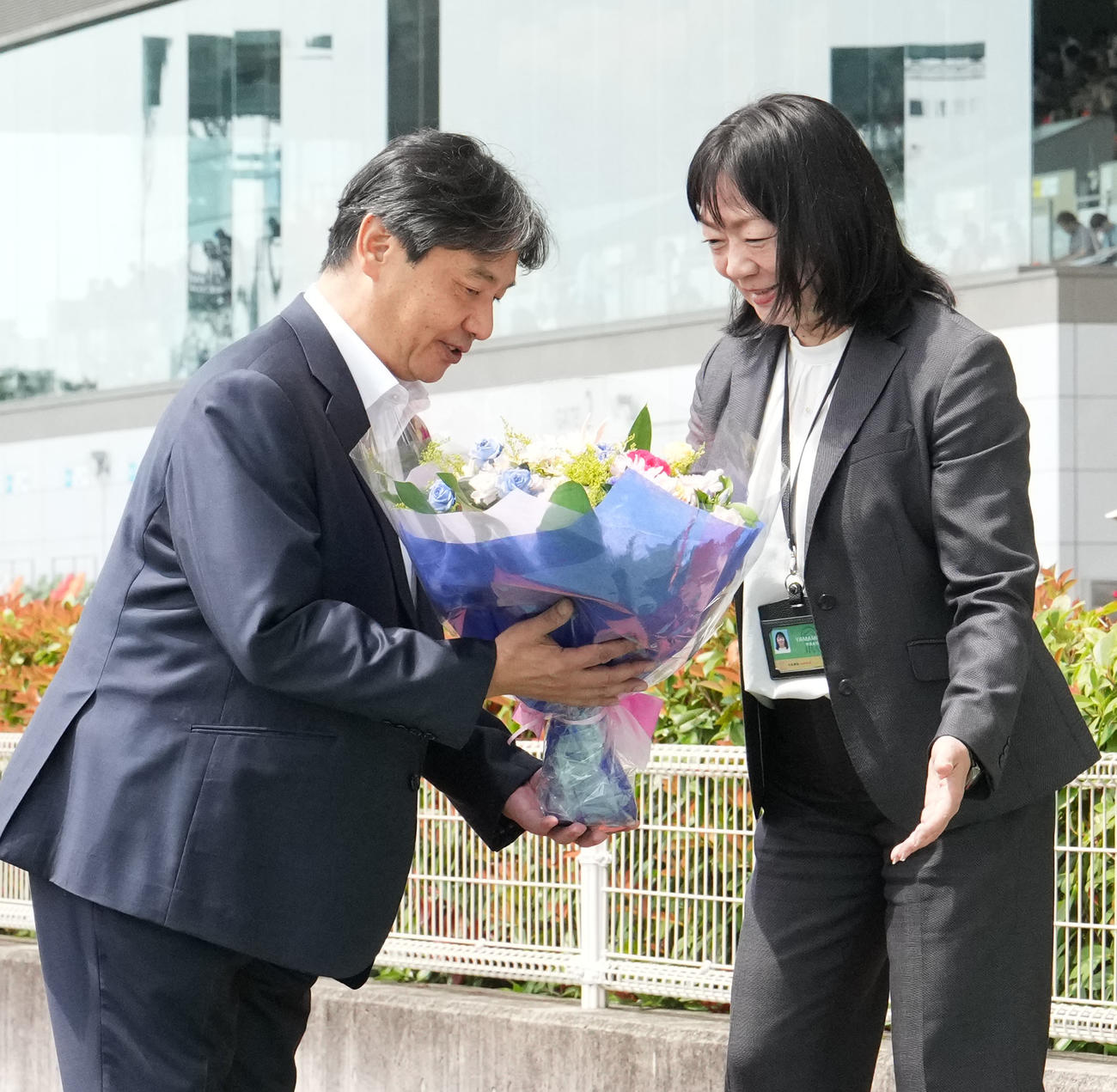 松本好隆氏（左）は中京3R、2歳未勝利戦をメイショウハッケイで勝利し関係者から花束を受け取る（撮影・森本幸一）
