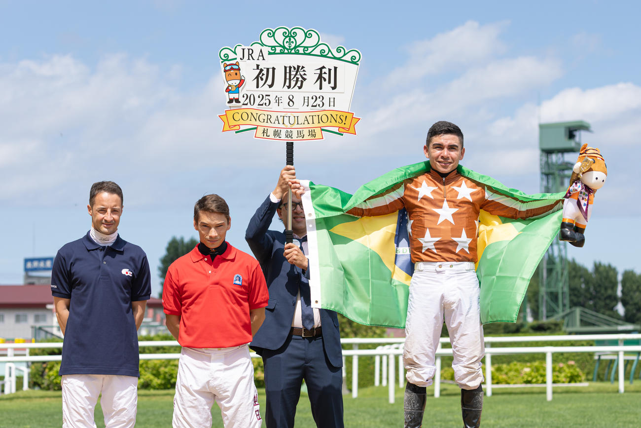 札幌4Rを制しJRA初勝利を飾ったフランシスコ・ゴンサルベス騎手（右）（撮影・村野早祐）
