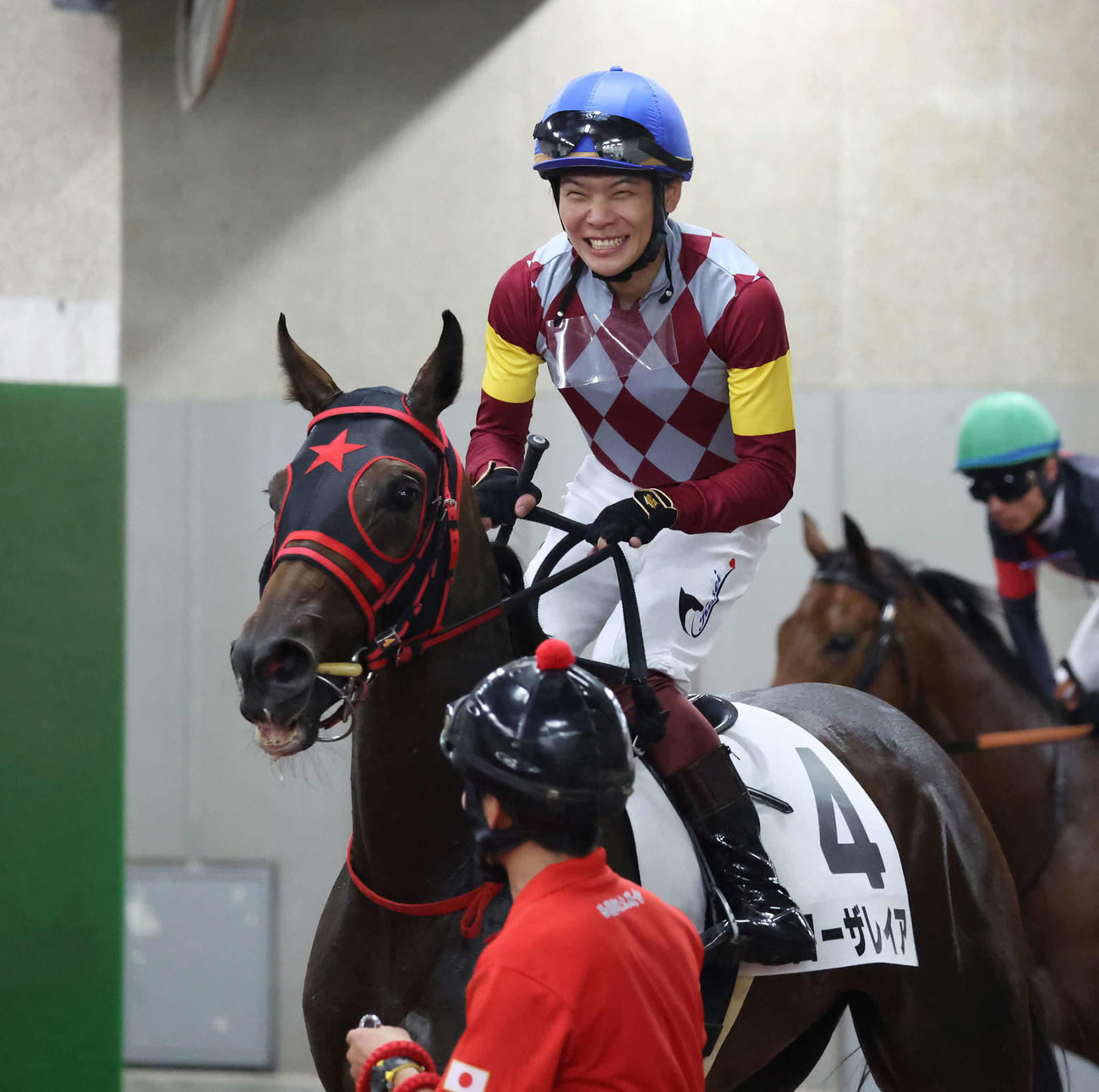 新潟5R、2歳新馬戦をローザレイアで制して歓喜する三浦騎手（撮影・丹羽敏通）