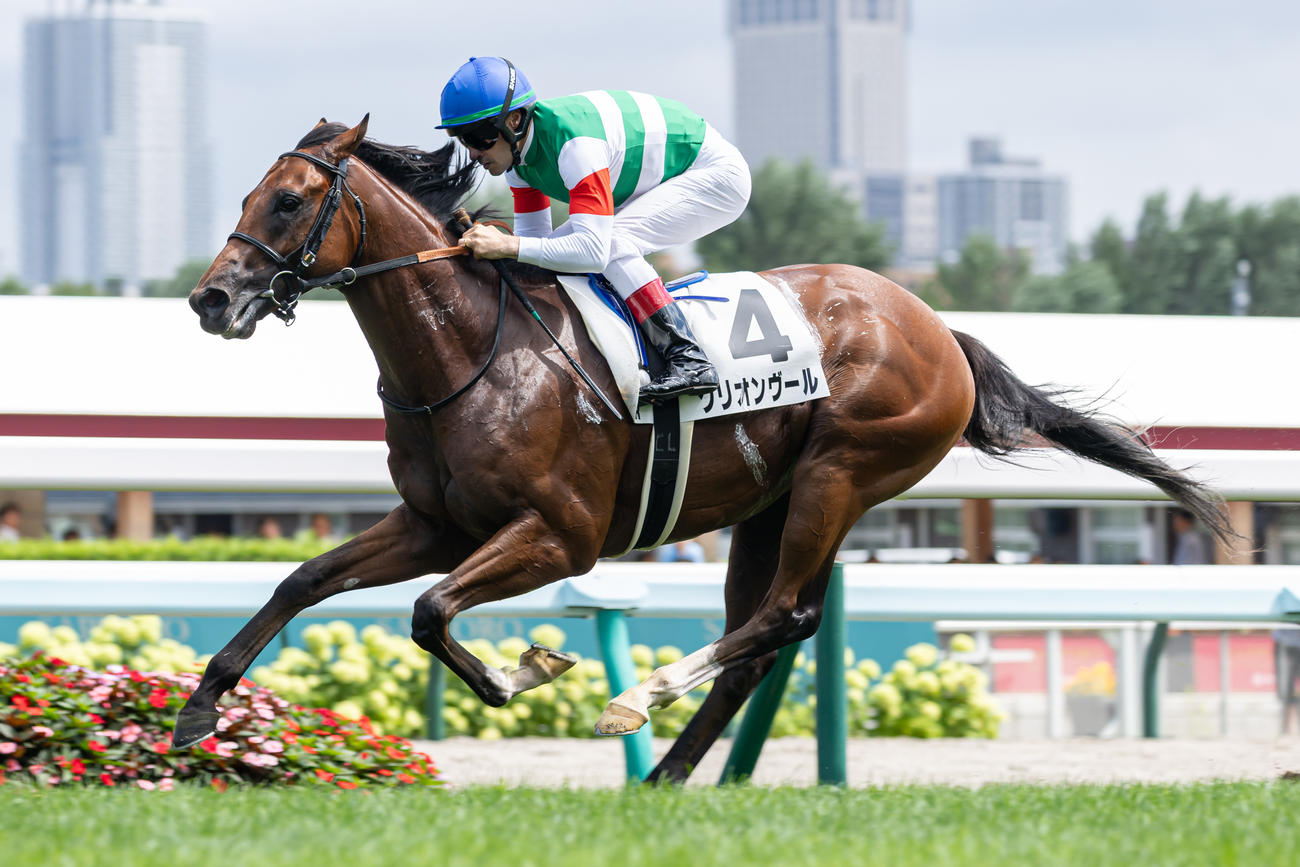 札幌5R、デビュー戦を制したグリオンヴールとルメール騎手（撮影・村野早祐）
