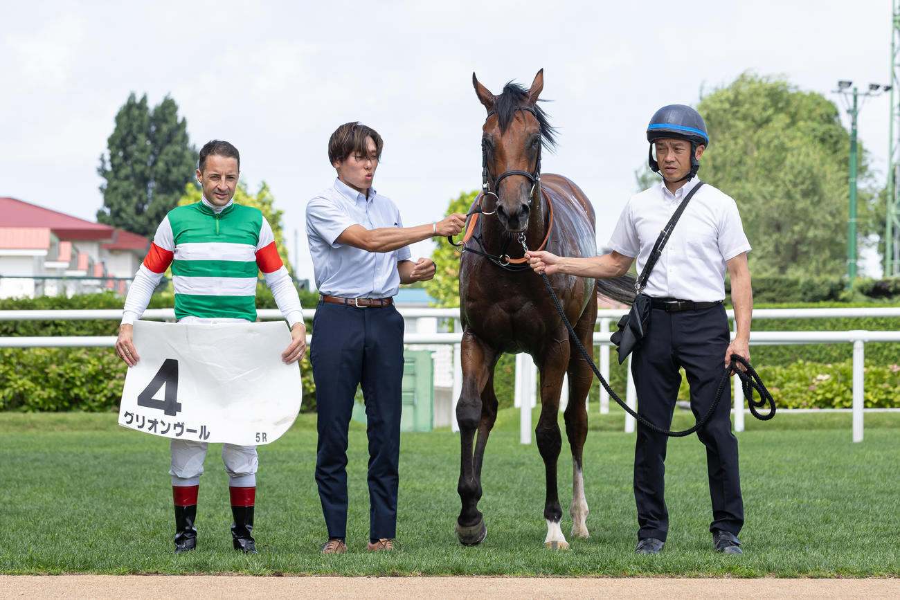 札幌5R、デビュー戦を制したグリオンヴールとルメール騎手（撮影・村野早祐）