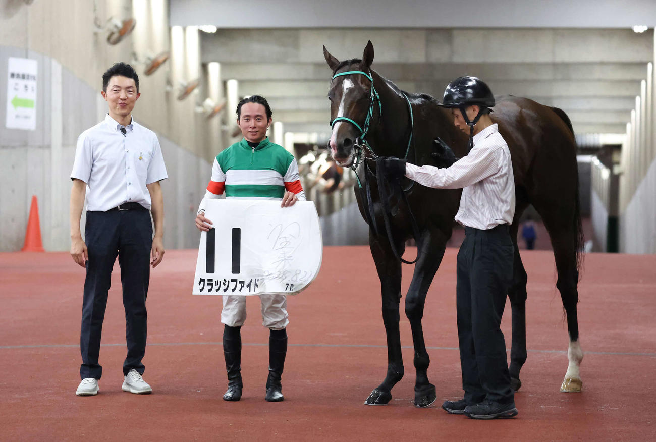 新潟7R、3歳上1勝クラスを制したクラッシファイドの口取りをする黒岩師と岩田望騎手（撮影・丹羽敏通）