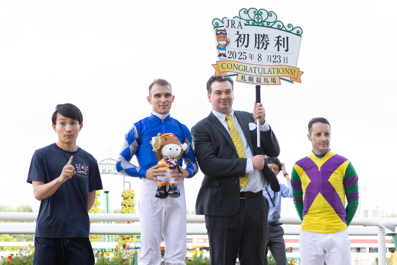WASJ第2戦を制しJRA初勝利をあげたT・ハマーハンセン騎手（左から2人目）（撮影・村野早祐）