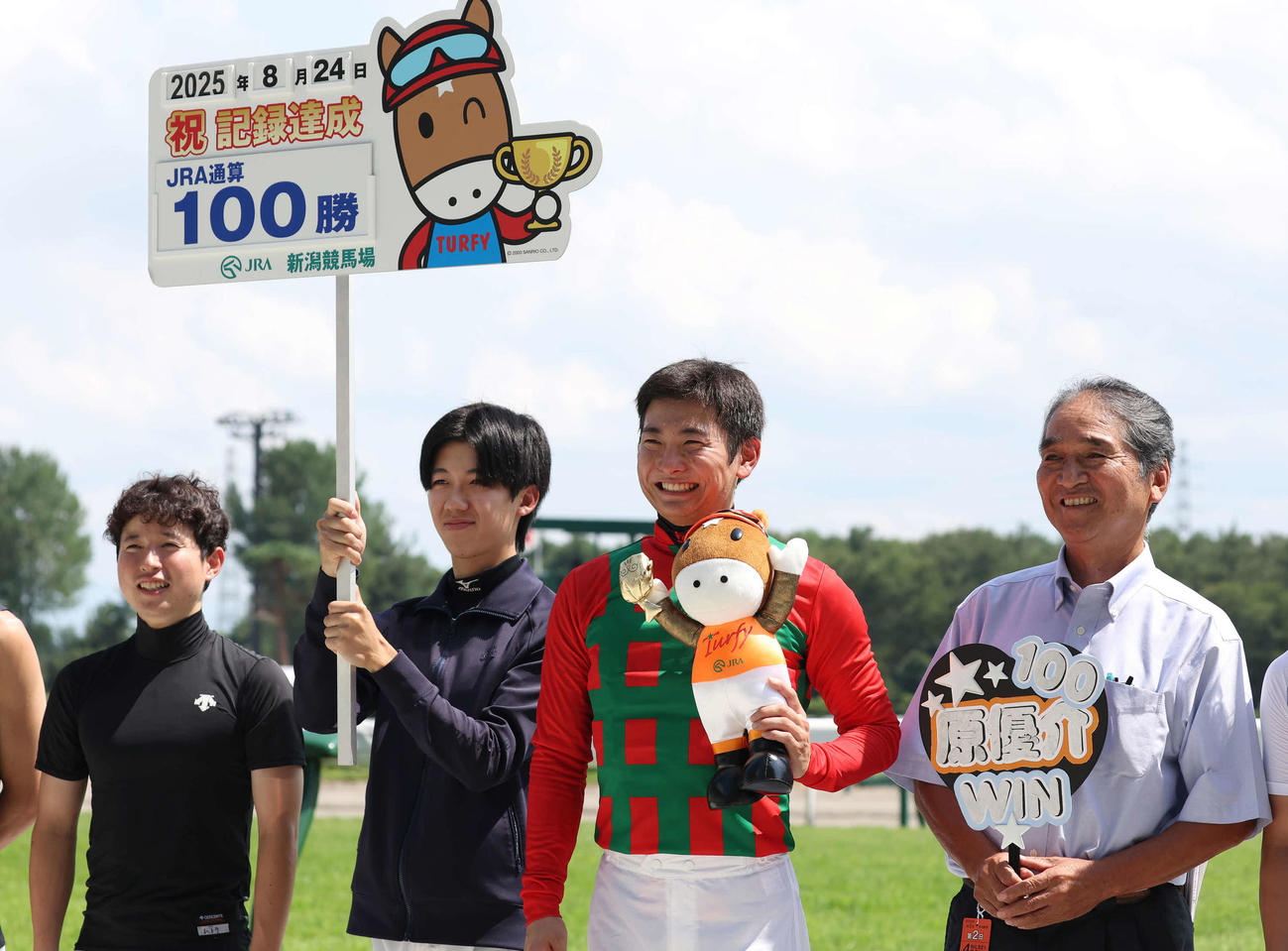 新潟5R、2歳新馬戦をコスモエルヴァルで制してJRA通算100勝を達成した原騎手（右から2人目）