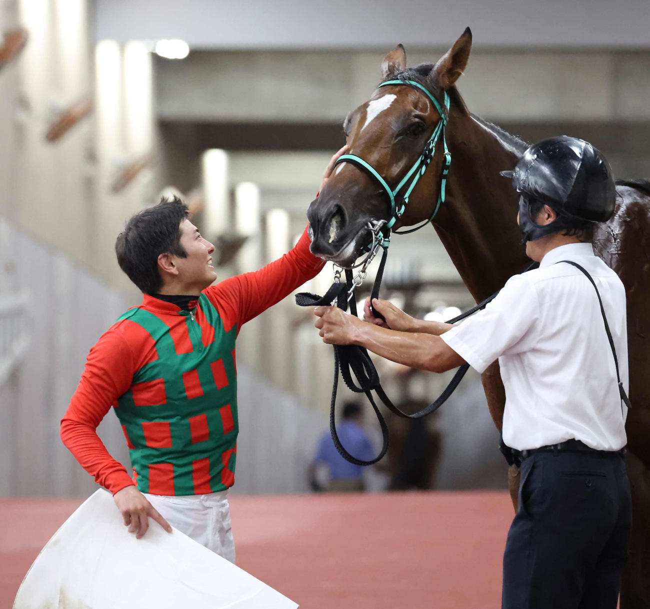 新潟5R、2歳新馬戦を制したコスモエルヴァルをねぎらう原騎手（撮影・丹羽敏通）
