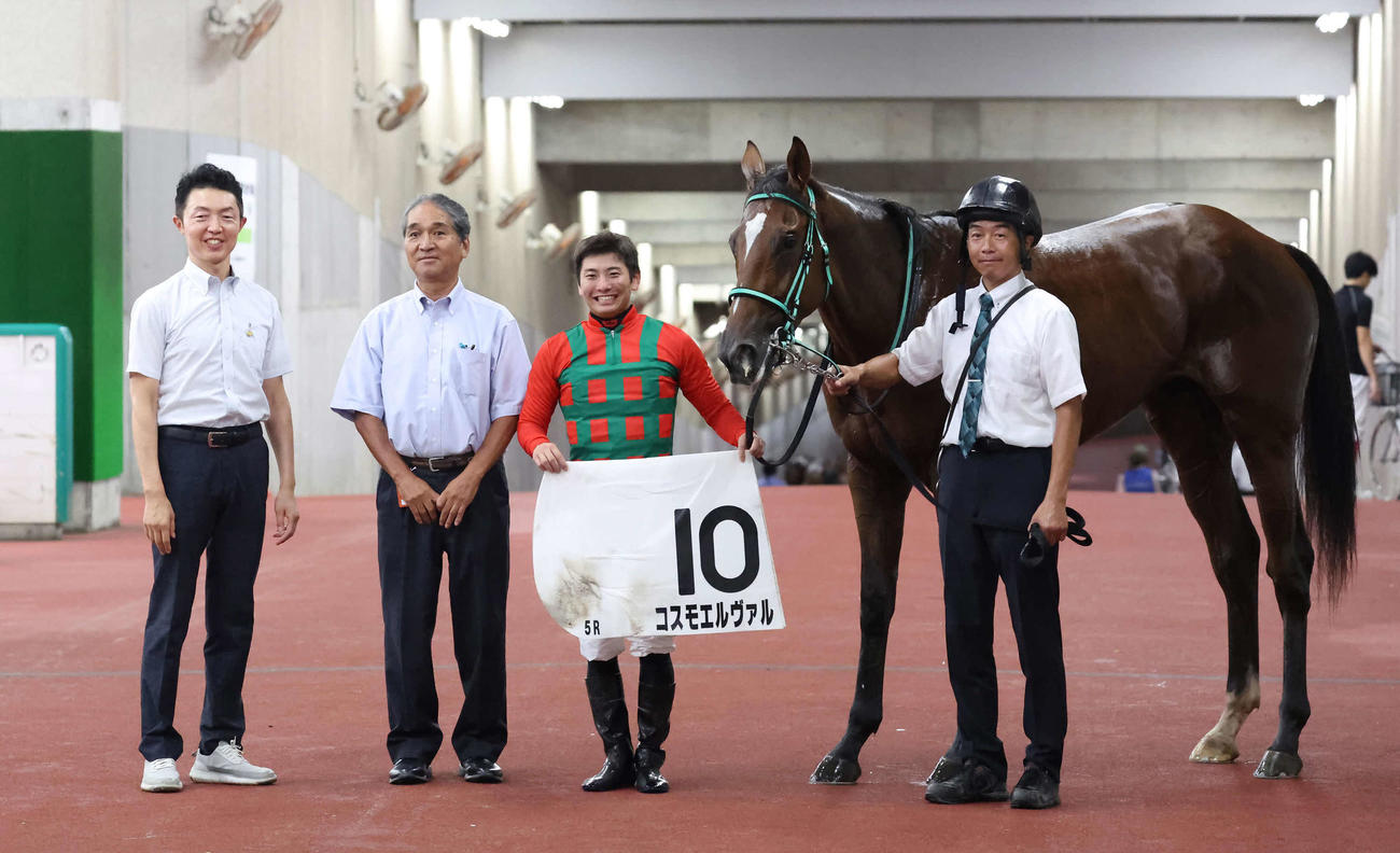 新潟5R、2歳新馬戦を制したコスモエルヴァルの口取りをする、左から黒岩調教師、小桧山元調教師、原騎手（撮影・丹羽敏通）