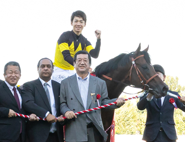 キーンランドCをパンジャタワーで制し笑顔の深澤オーナー（撮影・村野早祐）