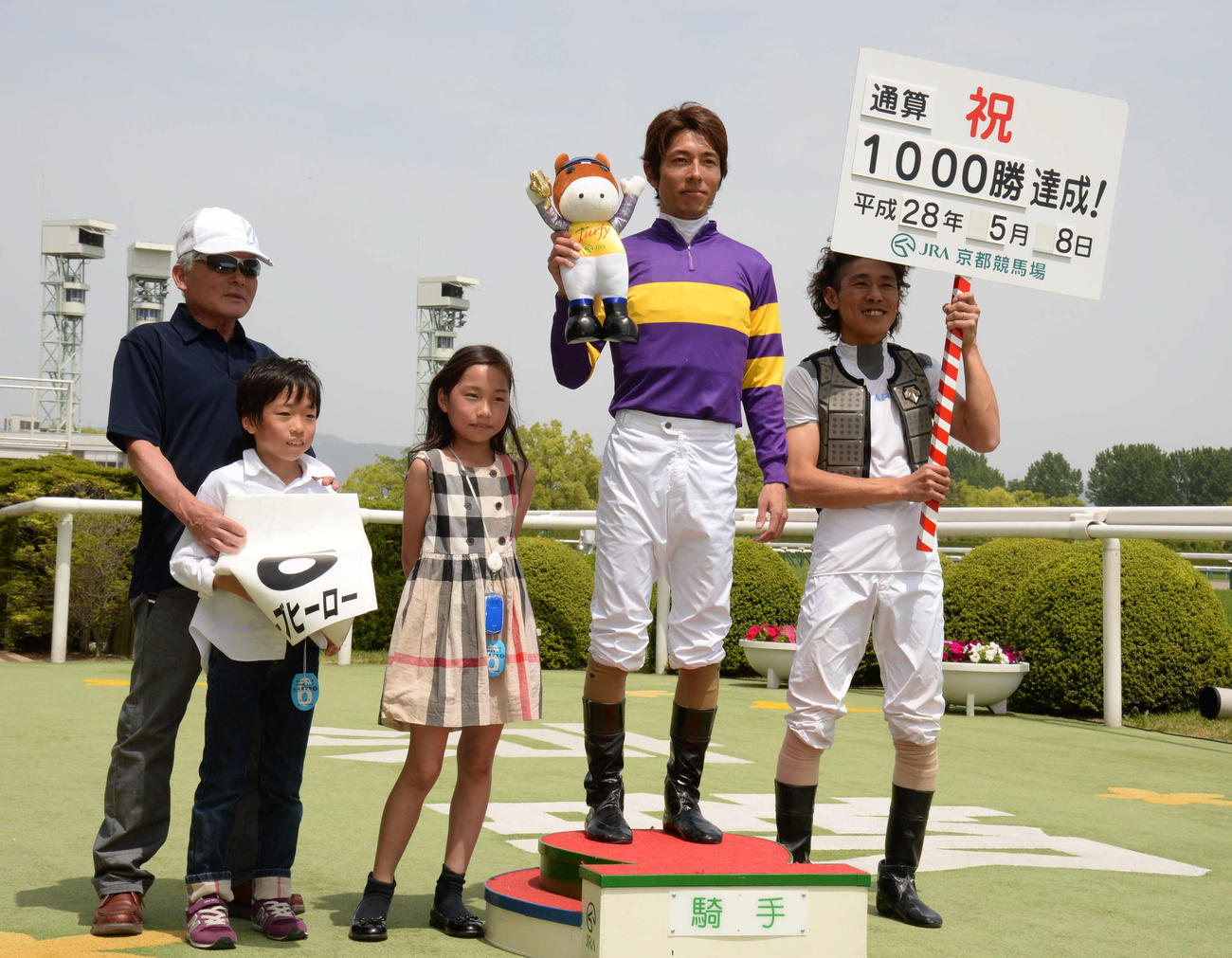 16年5月8日京都でJRA1000勝を達成した和田竜二騎手。左から2人目が和田陽希騎手
