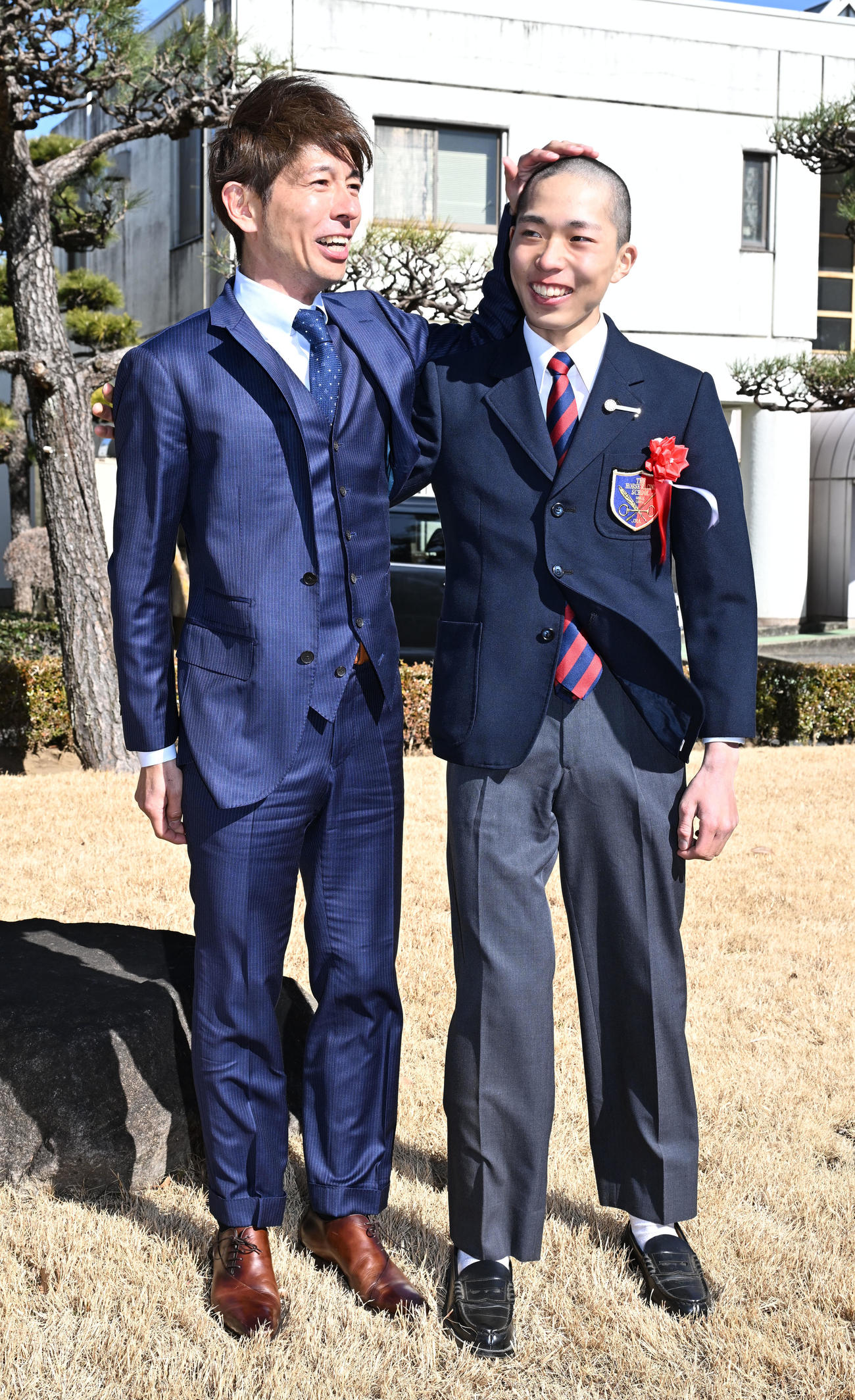 競馬学校の卒業式を終え記念撮影する和田竜二騎手（左）と長男の陽希騎手（2025年2月11日撮影）