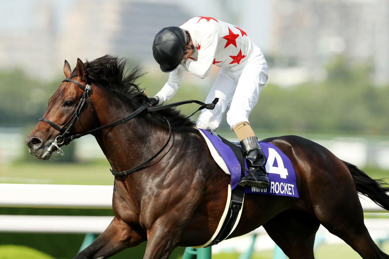 18年宝塚記念をミッキーロケットで制し涙を拭う和田竜二騎手