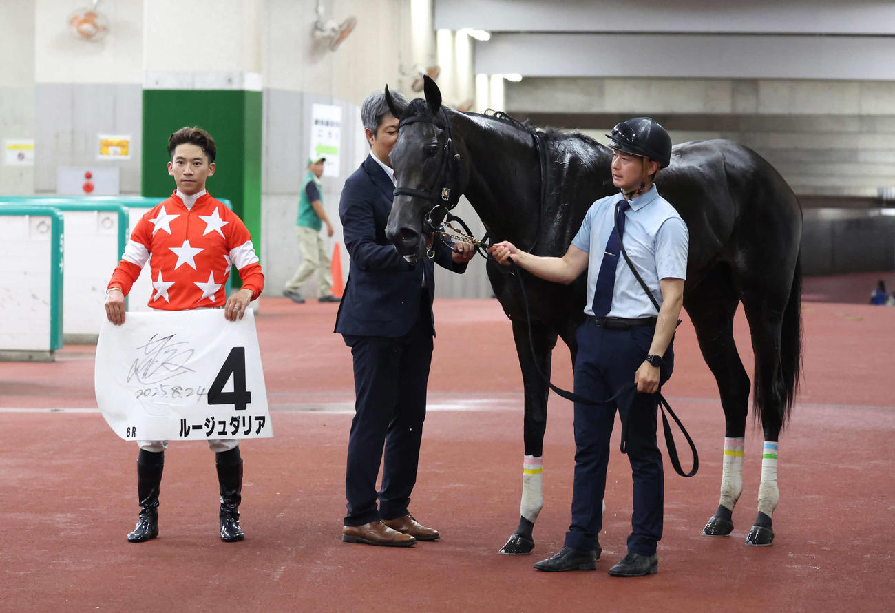 新潟6R、2歳新馬戦を制したルージュダリアの口取りをする荻野極騎手（撮影・丹羽敏通）