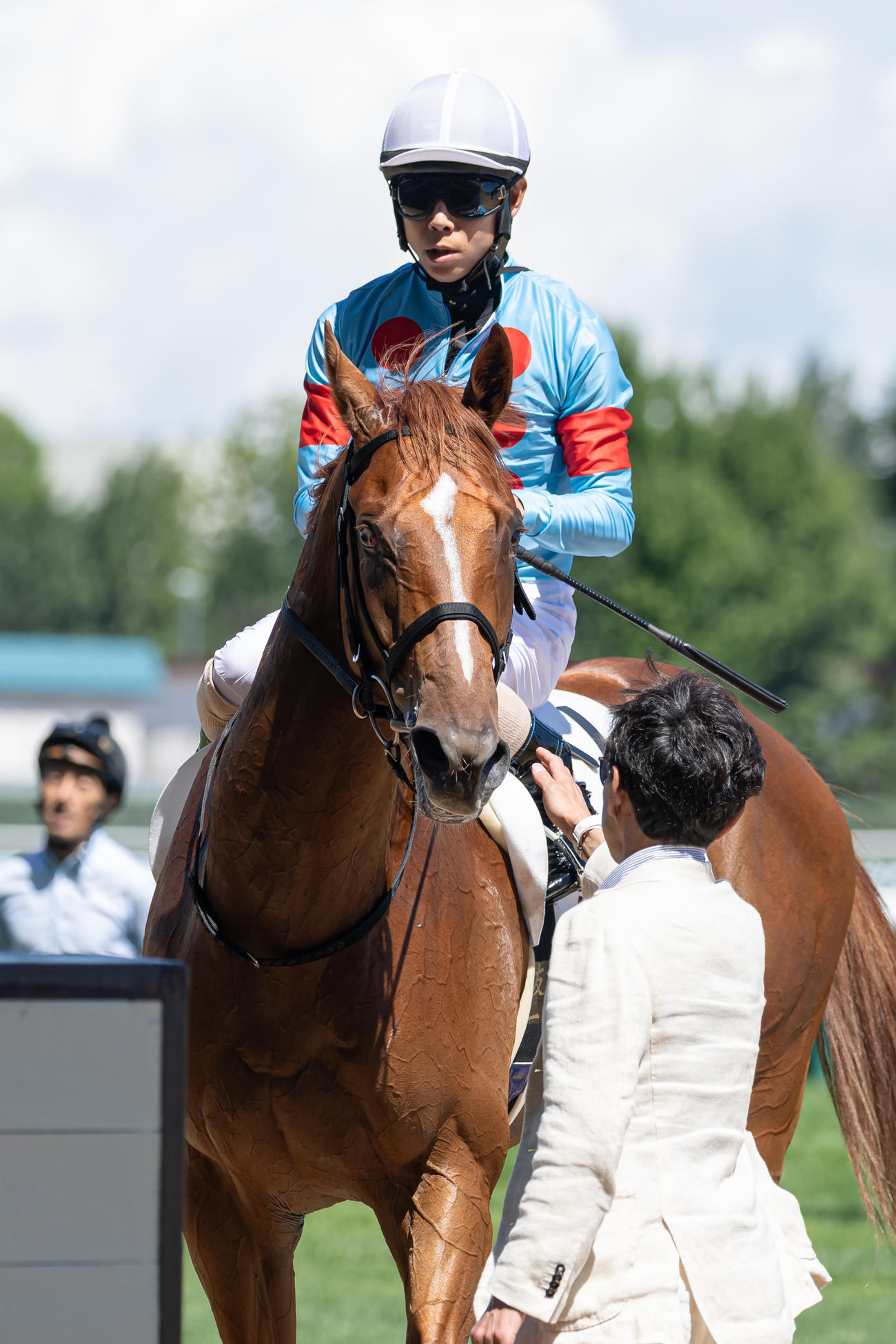 札幌5R、デビュー戦を制したミスティックレナンと北村友騎手（撮影・村野早祐）