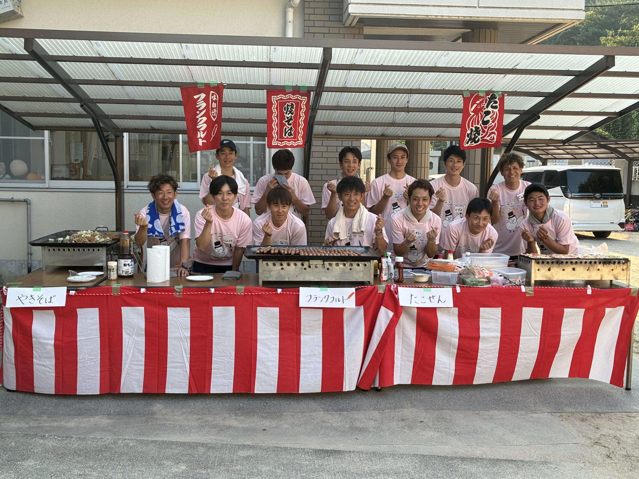 小鳩の家を訪問した高田潤騎手（後列右端）ら（撮影・明神理浩）