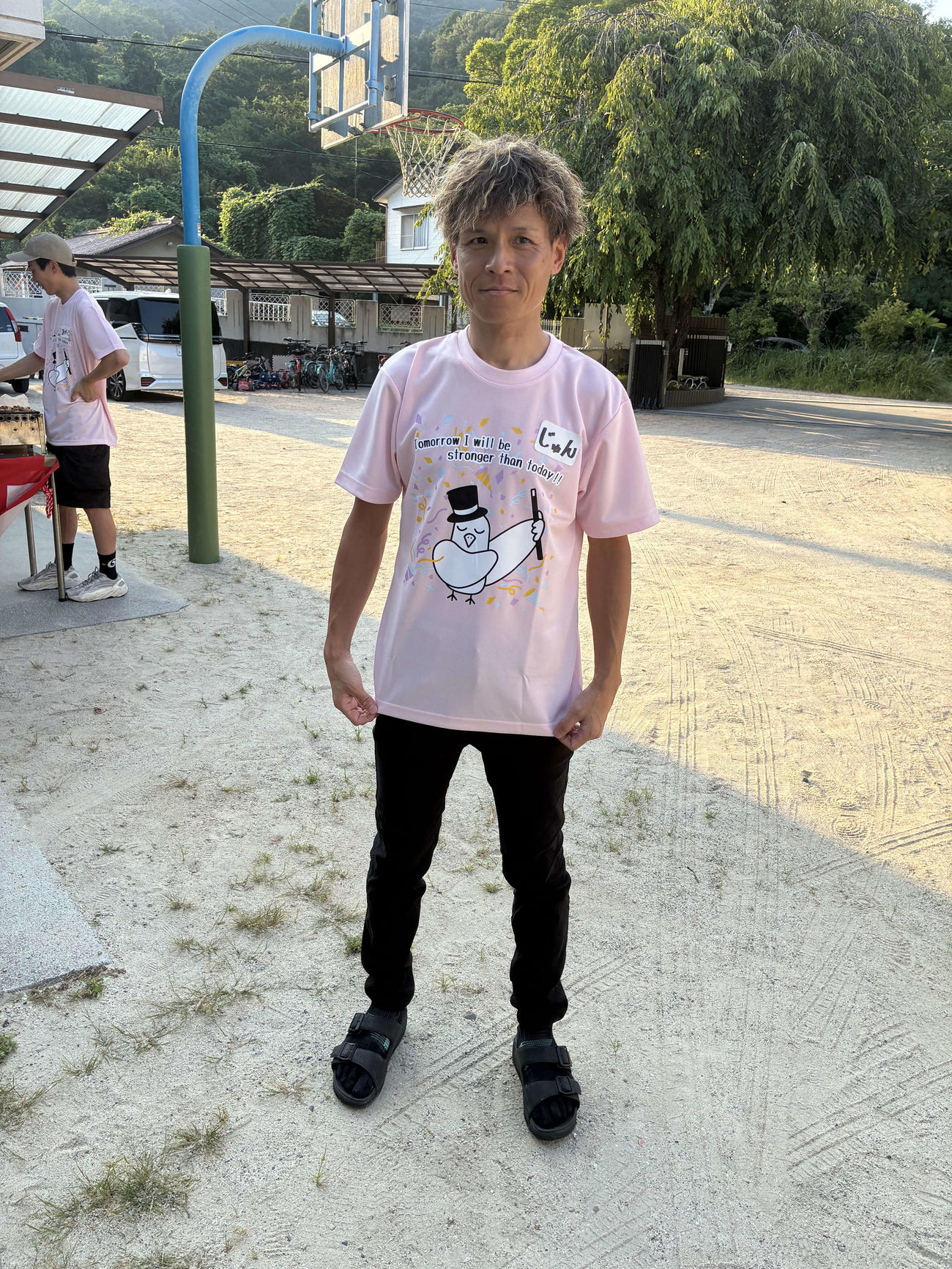オリジナルTシャツを着た高田潤騎手（撮影・明神理浩）