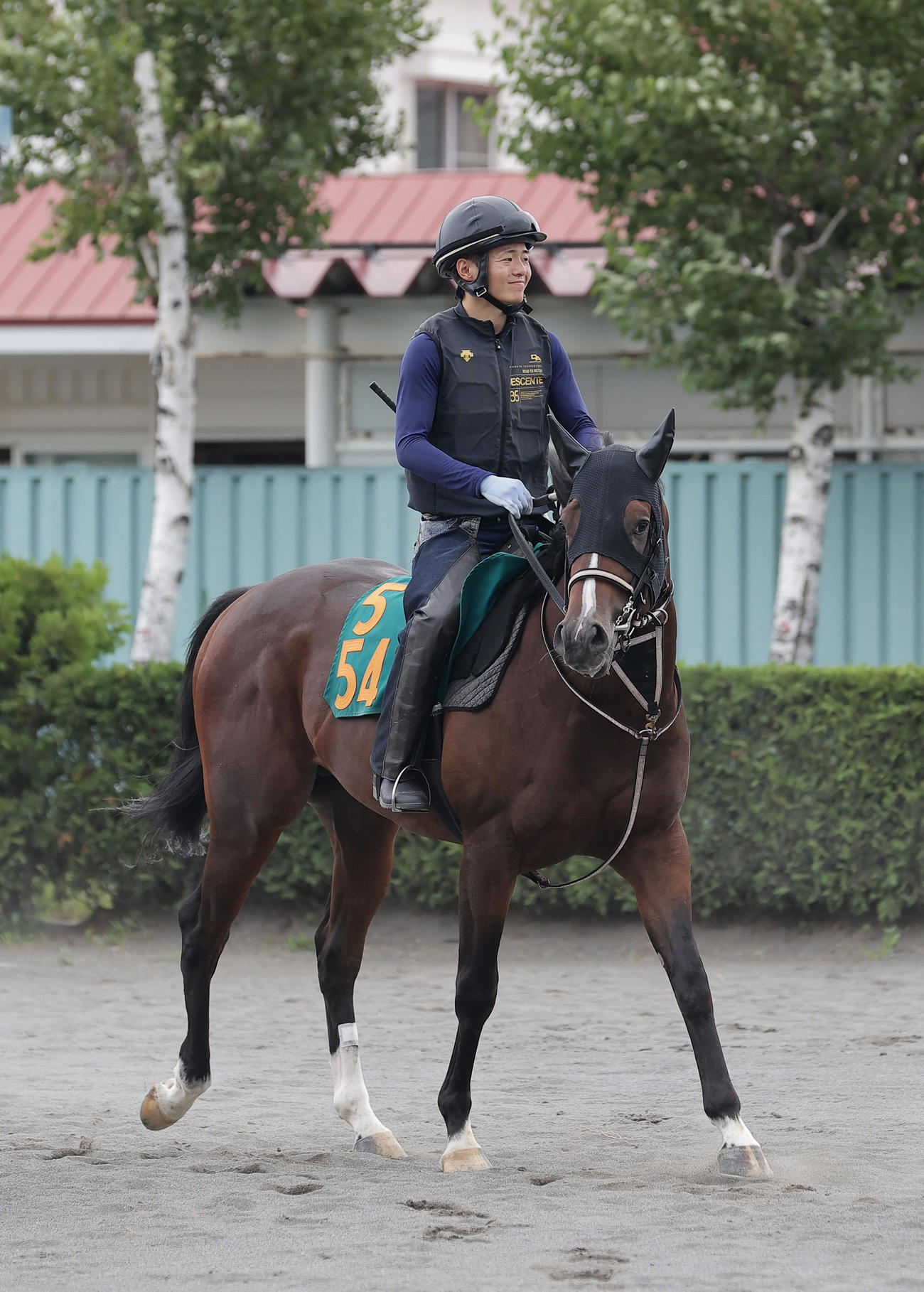 札幌競馬場で調整するウチュウノセカイ