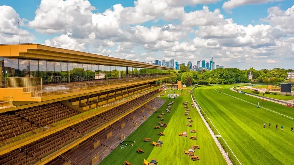凱旋門賞が行われるパリロンシャン競馬場（（C）France Galop）