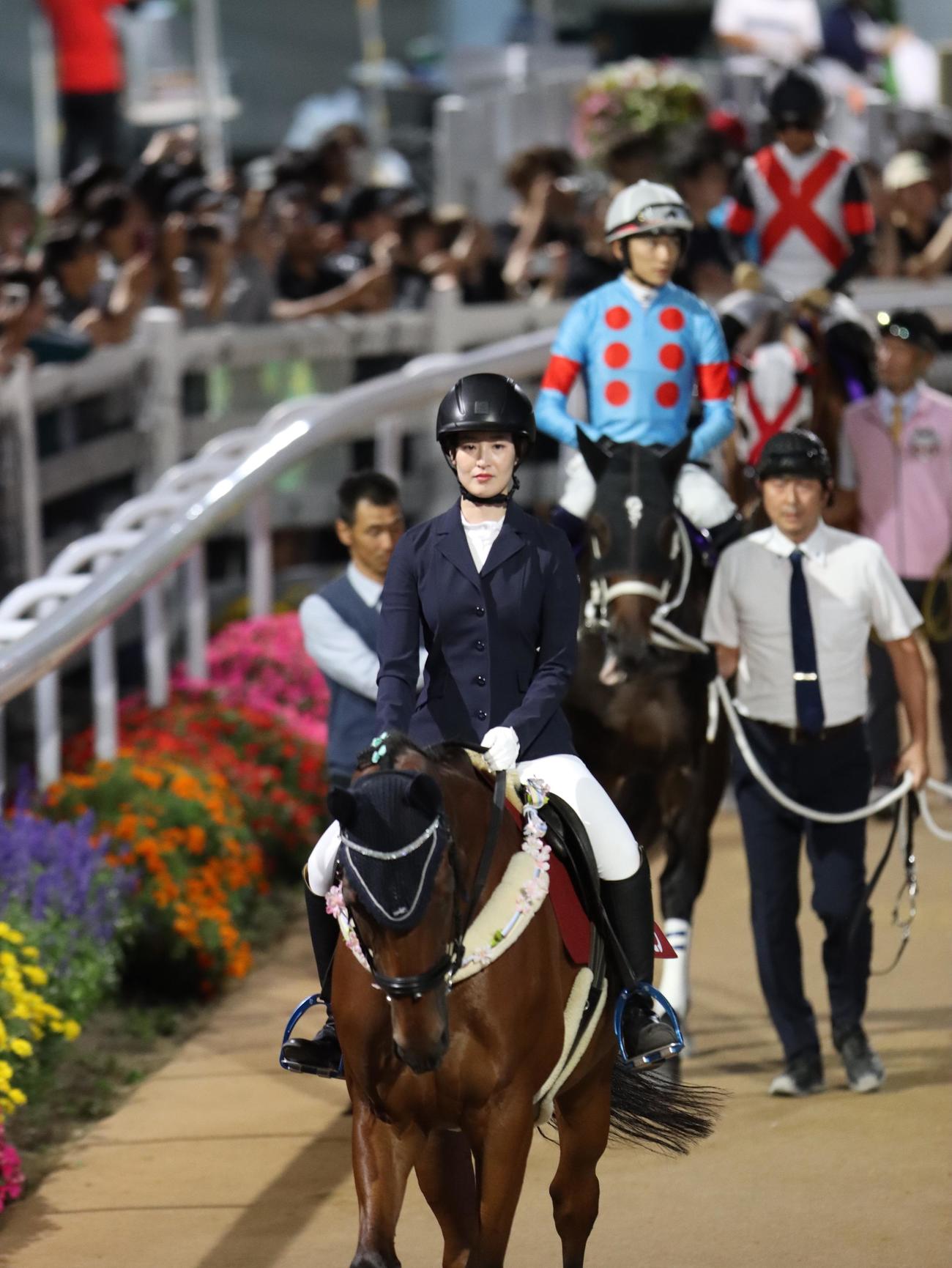 ブリーダーズゴールドCの誘導馬メジロゴゼンに騎乗した藤田菜七子さん（撮影・奥村晶治）