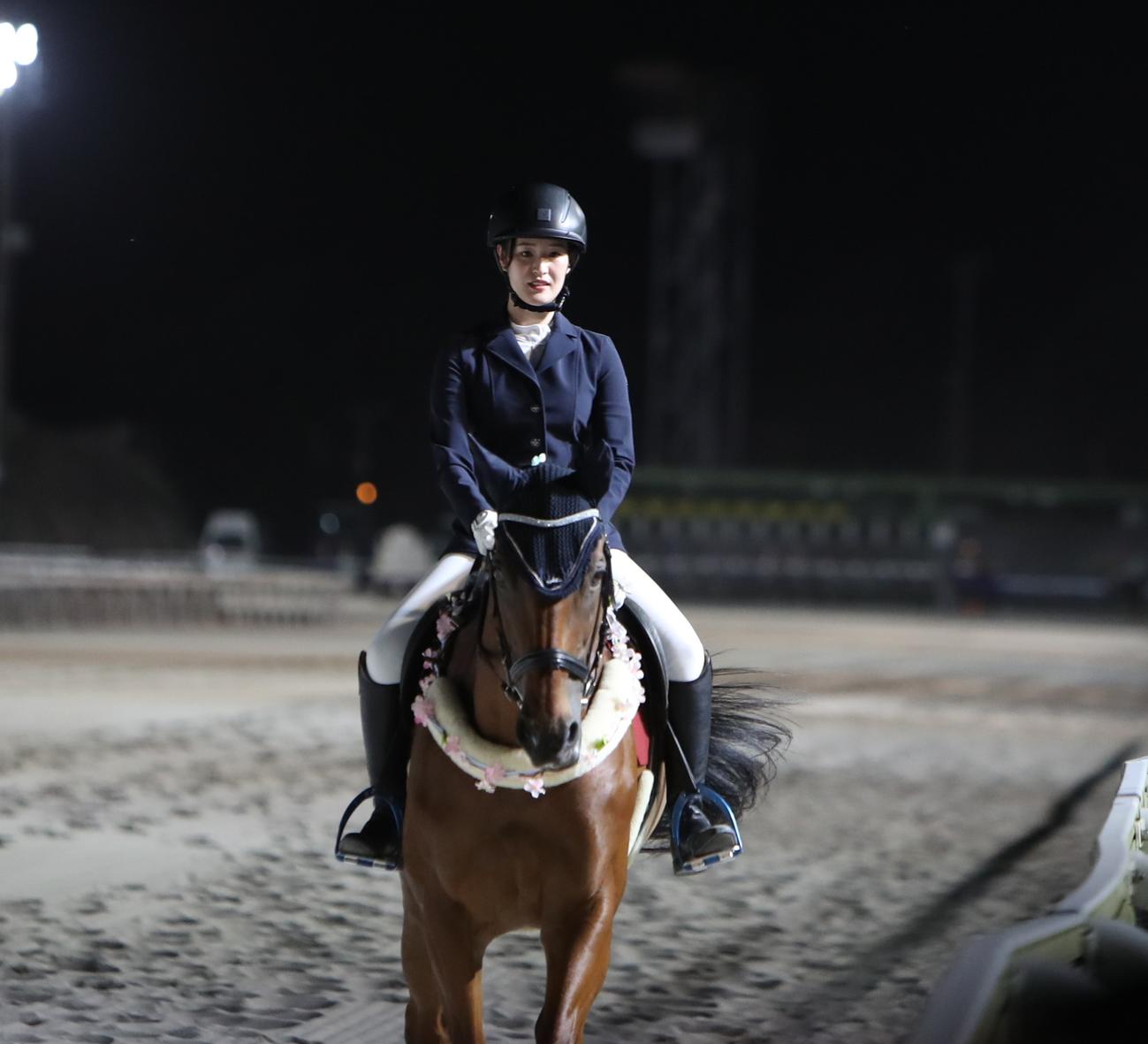 ブリーダーズゴールドCの誘導馬メジロゴゼンに騎乗した藤田菜七子さん（撮影・奥村晶治）