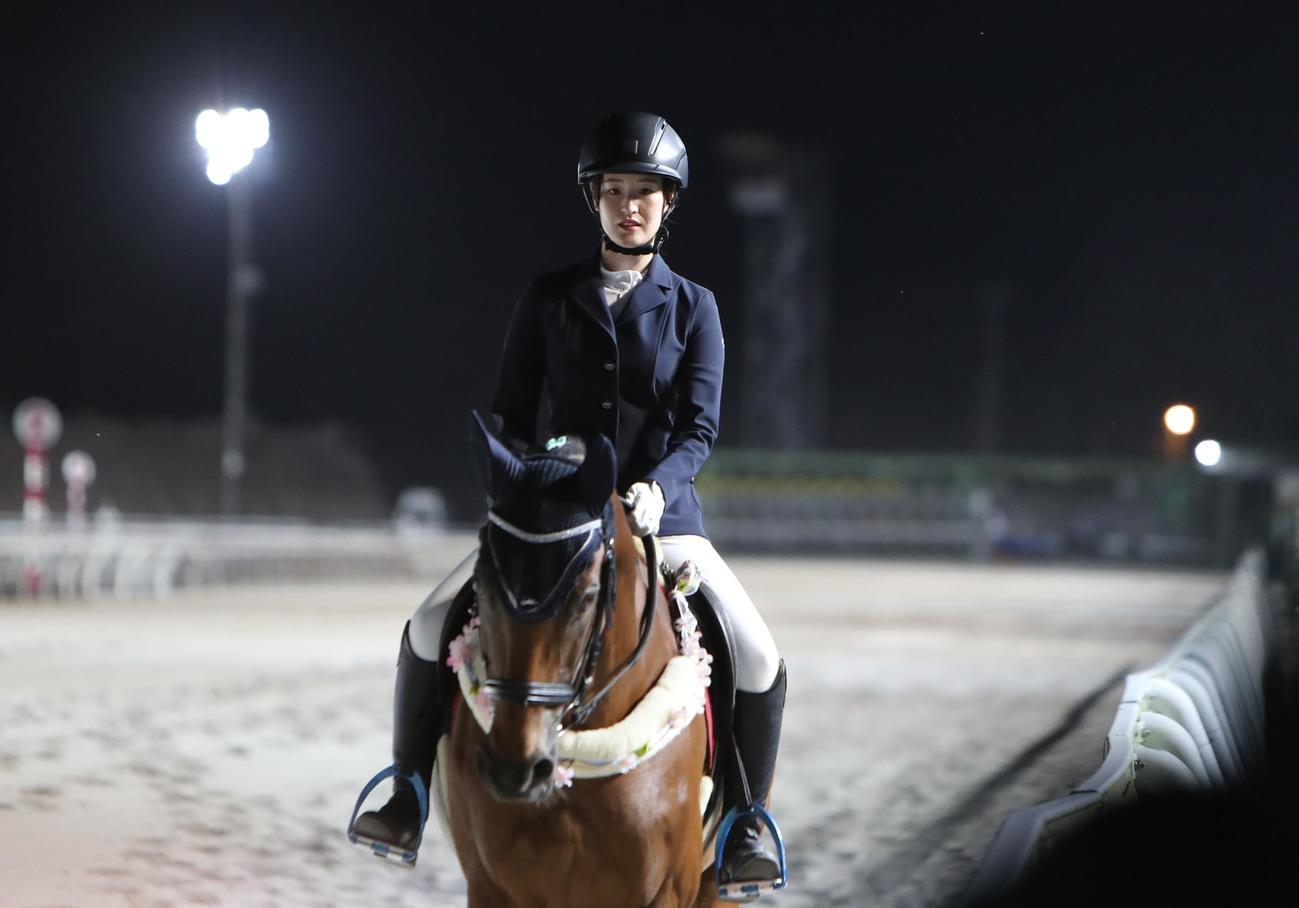 ブリーダーズゴールドCの誘導馬メジロゴゼンに騎乗した藤田菜七子さん（撮影・奥村晶治）