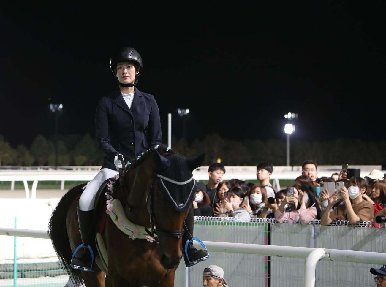 ブリーダーズゴールドCの誘導馬メジロゴゼンに騎乗した藤田菜七子さん（撮影・奥村晶治）