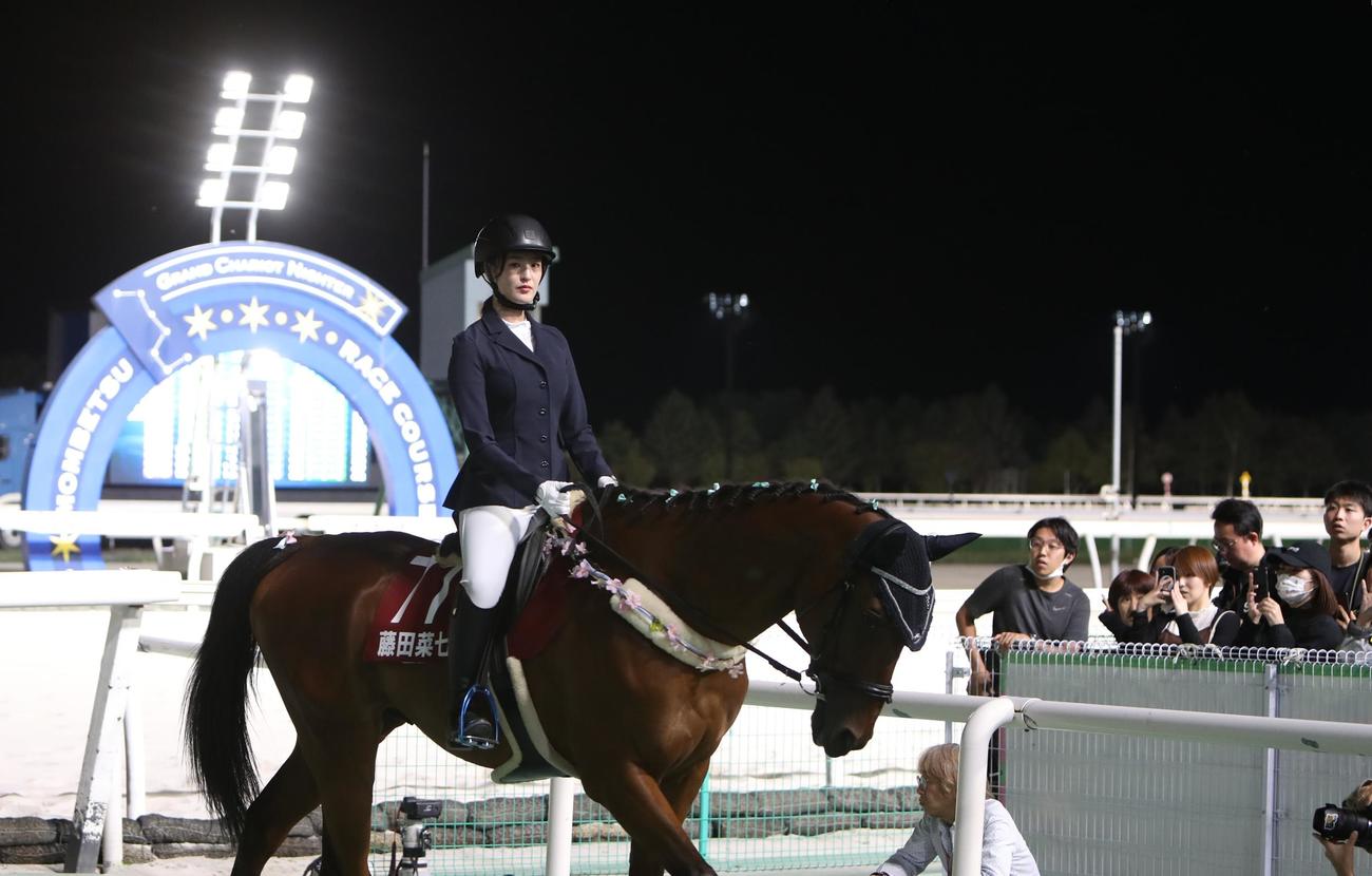 ブリーダーズゴールドCの誘導馬メジロゴゼンに騎乗した藤田菜七子さん（撮影・奥村晶治）