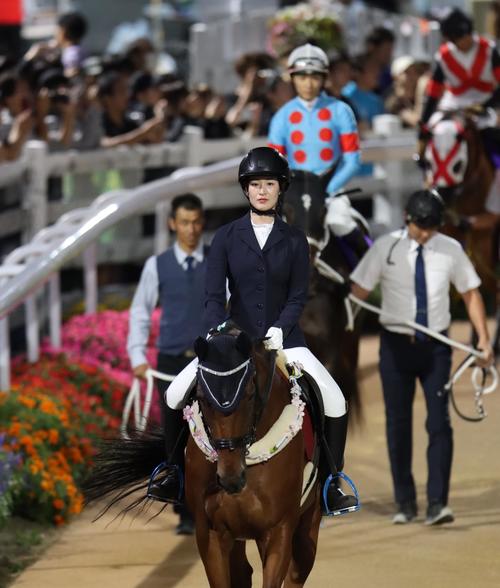 元JRA騎手の藤田菜七子さんが門別で誘導馬に騎乗、イベントでは